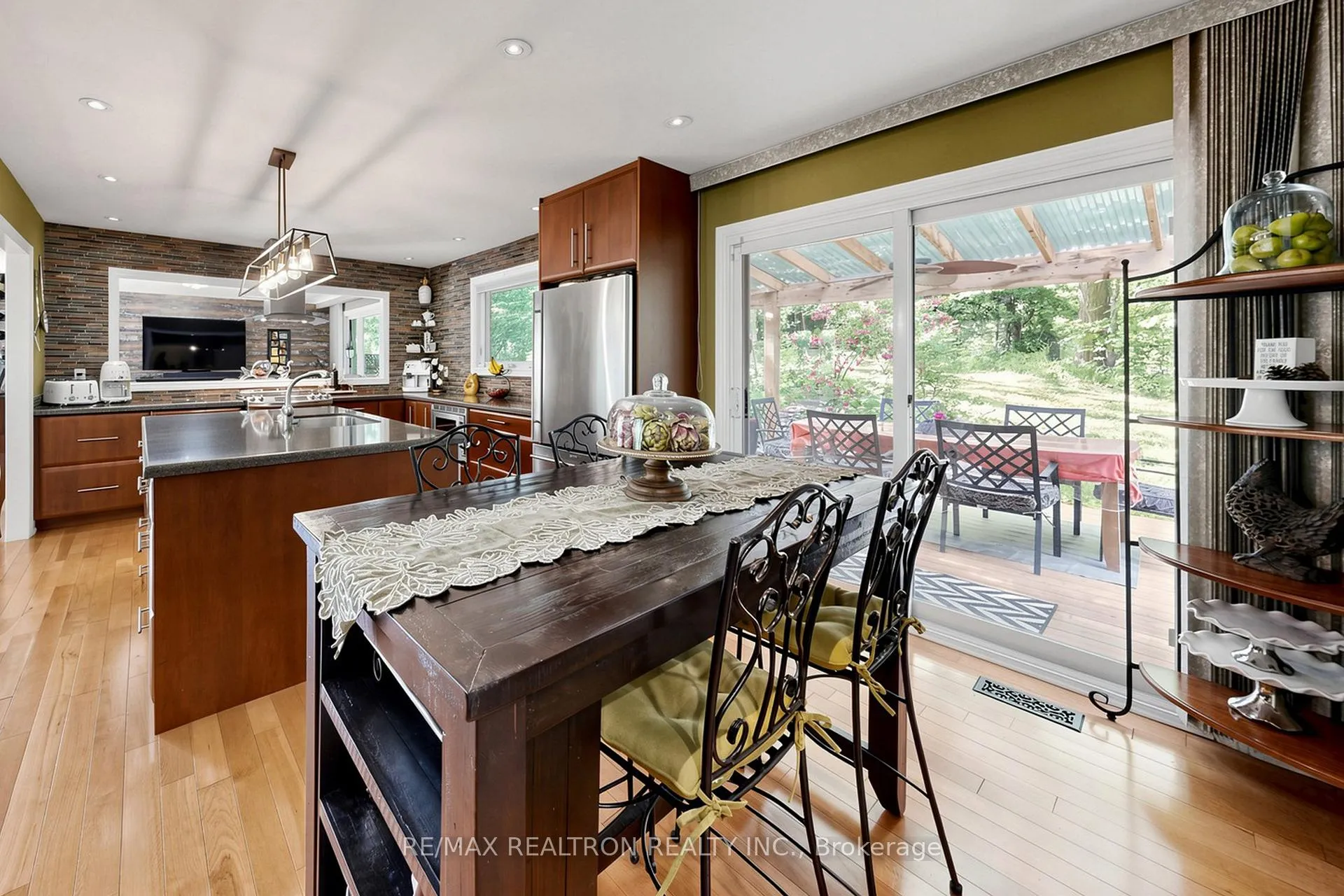 Photo 37 of 250 Kingscross Drive, King, King City — HOMEH