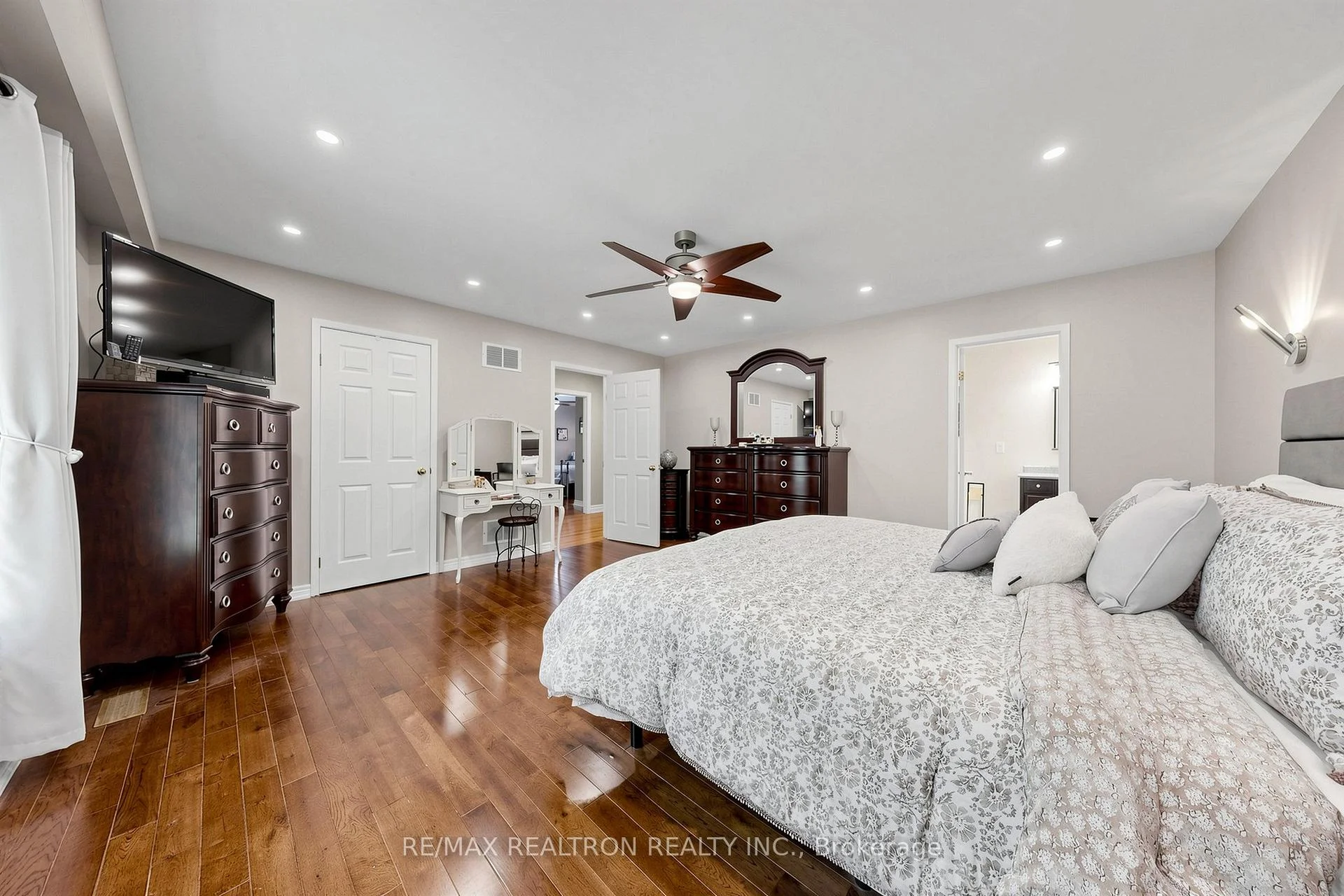Photo 46 of 250 Kingscross Drive, King, King City — HOMEH