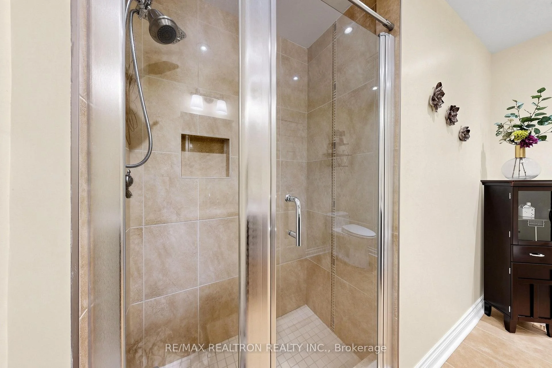 Photo 53 of 250 Kingscross Drive, King, King City — HOMEH
