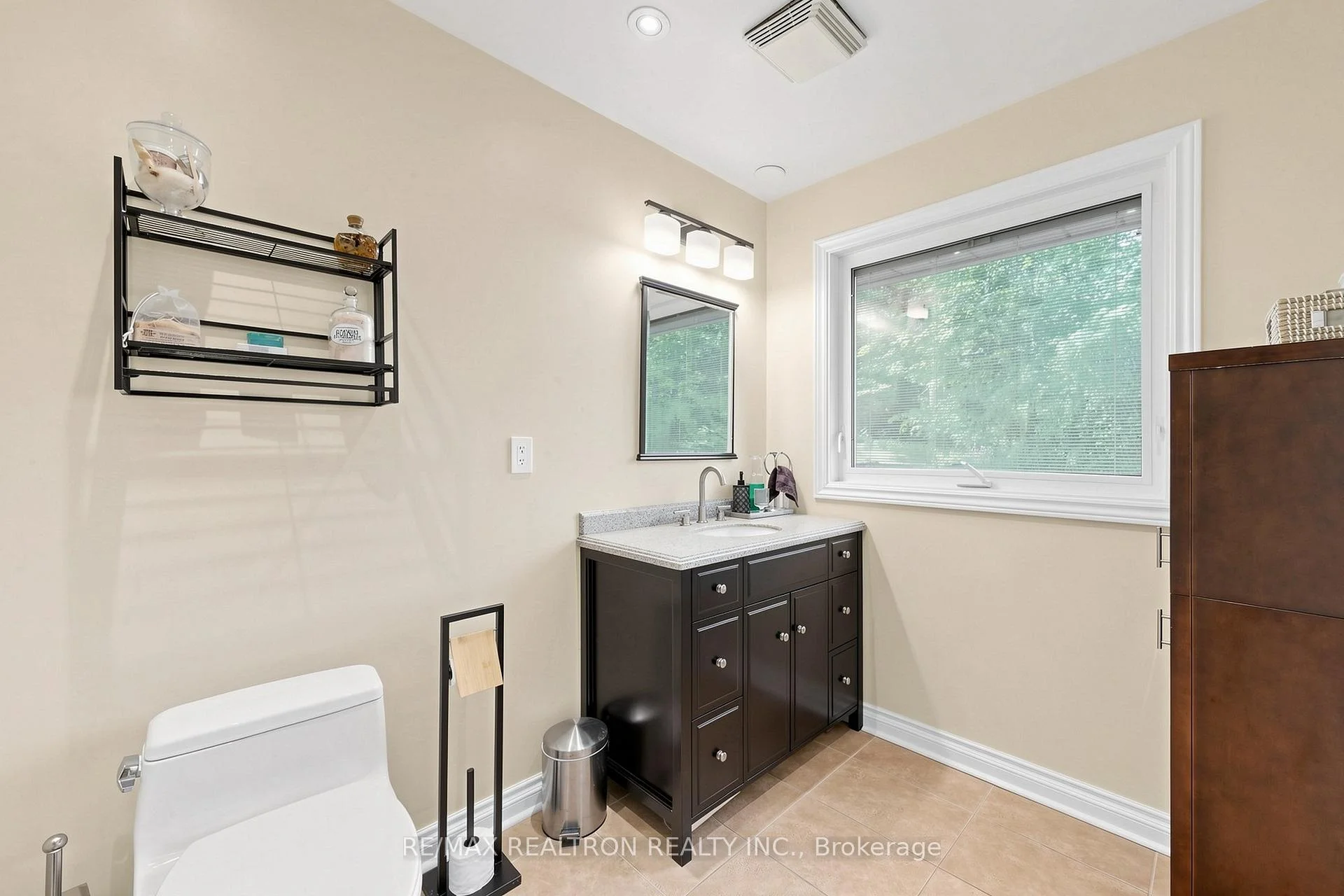 Photo 56 of 250 Kingscross Drive, King, King City — HOMEH