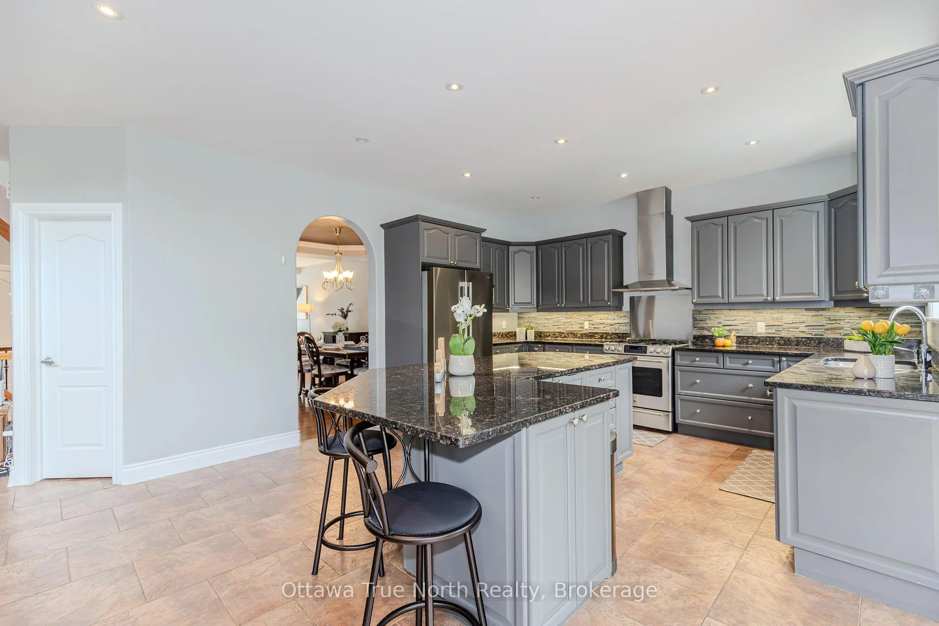 Photo 15 of 507 Kochar Drive, Ottawa, Mooneys Bay — HOMEH