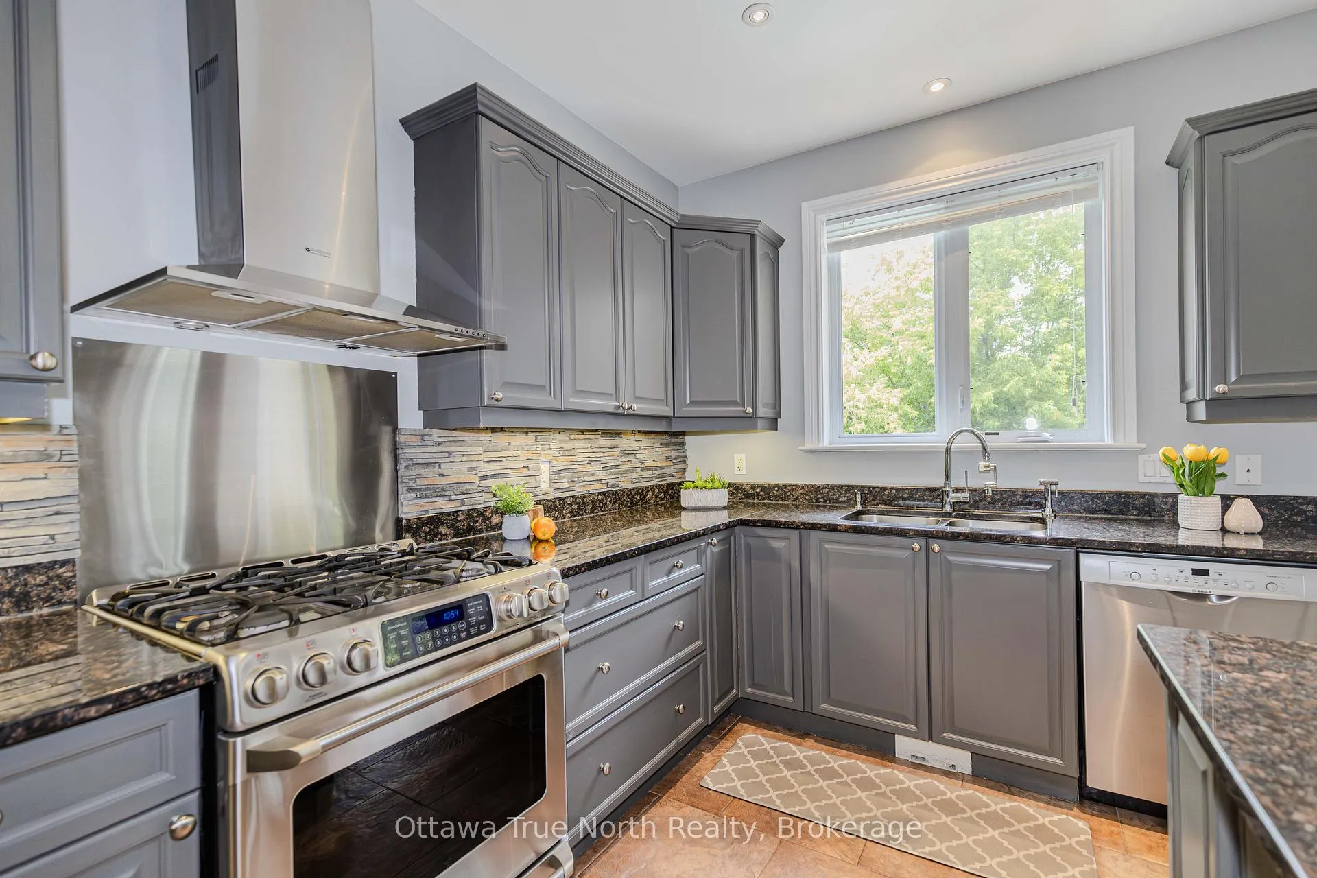 Photo 16 of 507 Kochar Drive, Ottawa, Mooneys Bay — HOMEH
