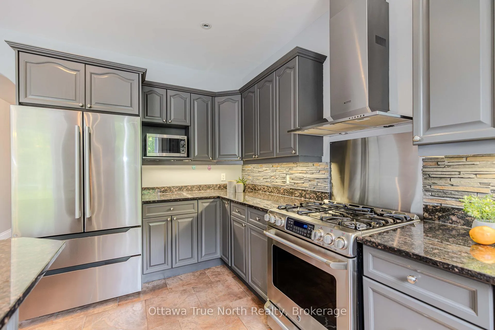 Photo 17 of 507 Kochar Drive, Ottawa, Mooneys Bay — HOMEH