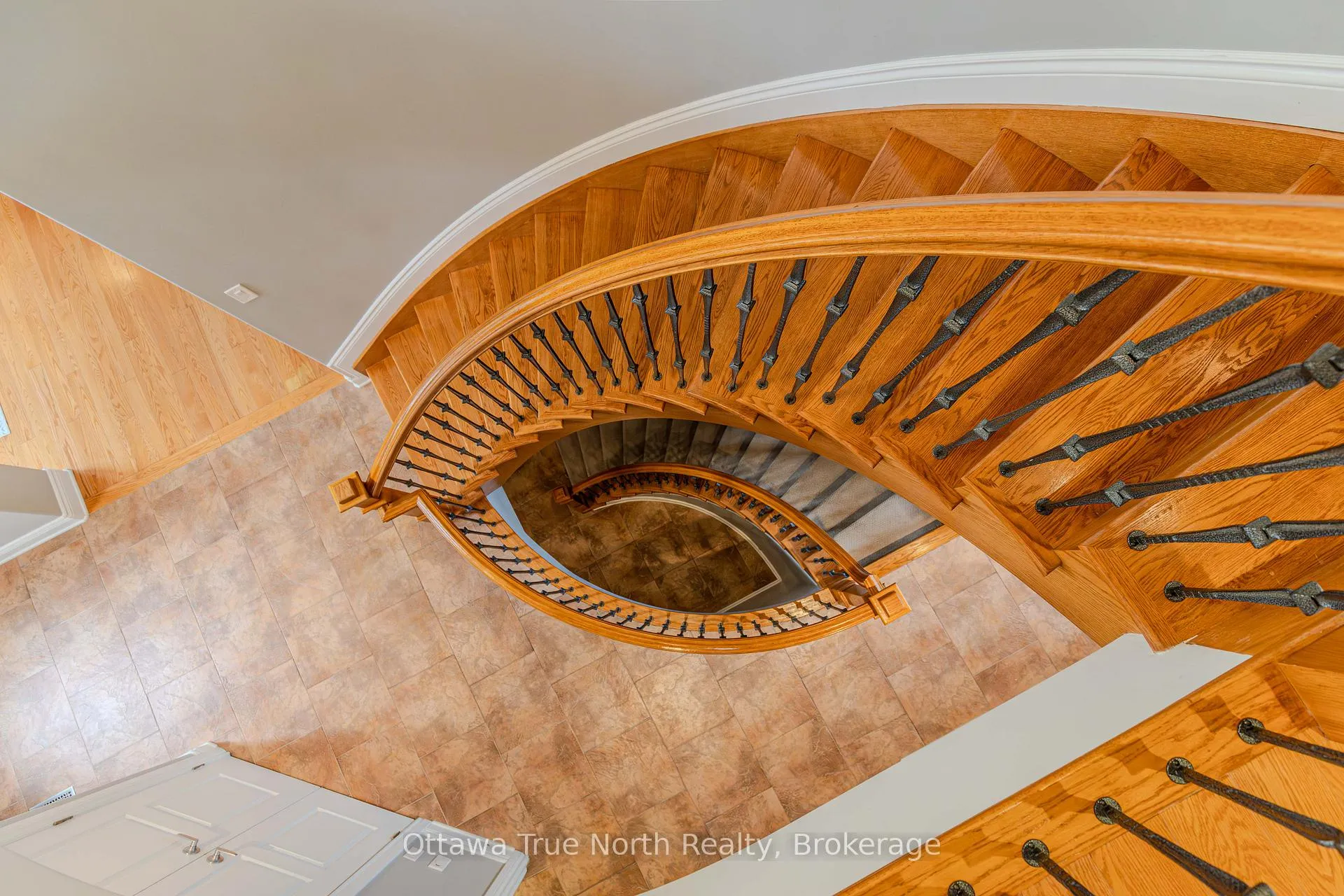 Photo 24 of 507 Kochar Drive, Ottawa, Mooneys Bay — HOMEH