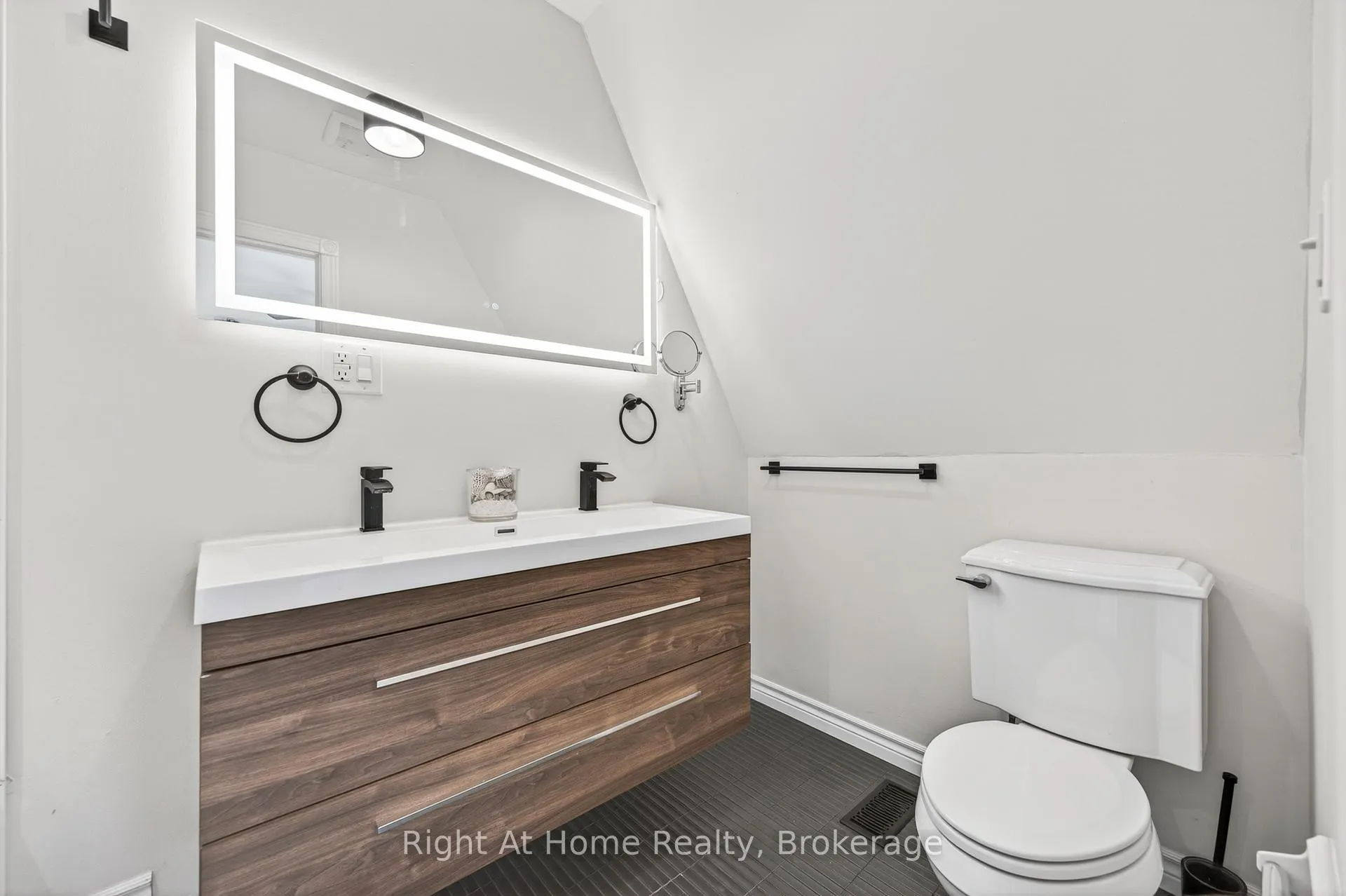 Photo 6 of 109 Brant Street, Oakville, Central — HOMEH