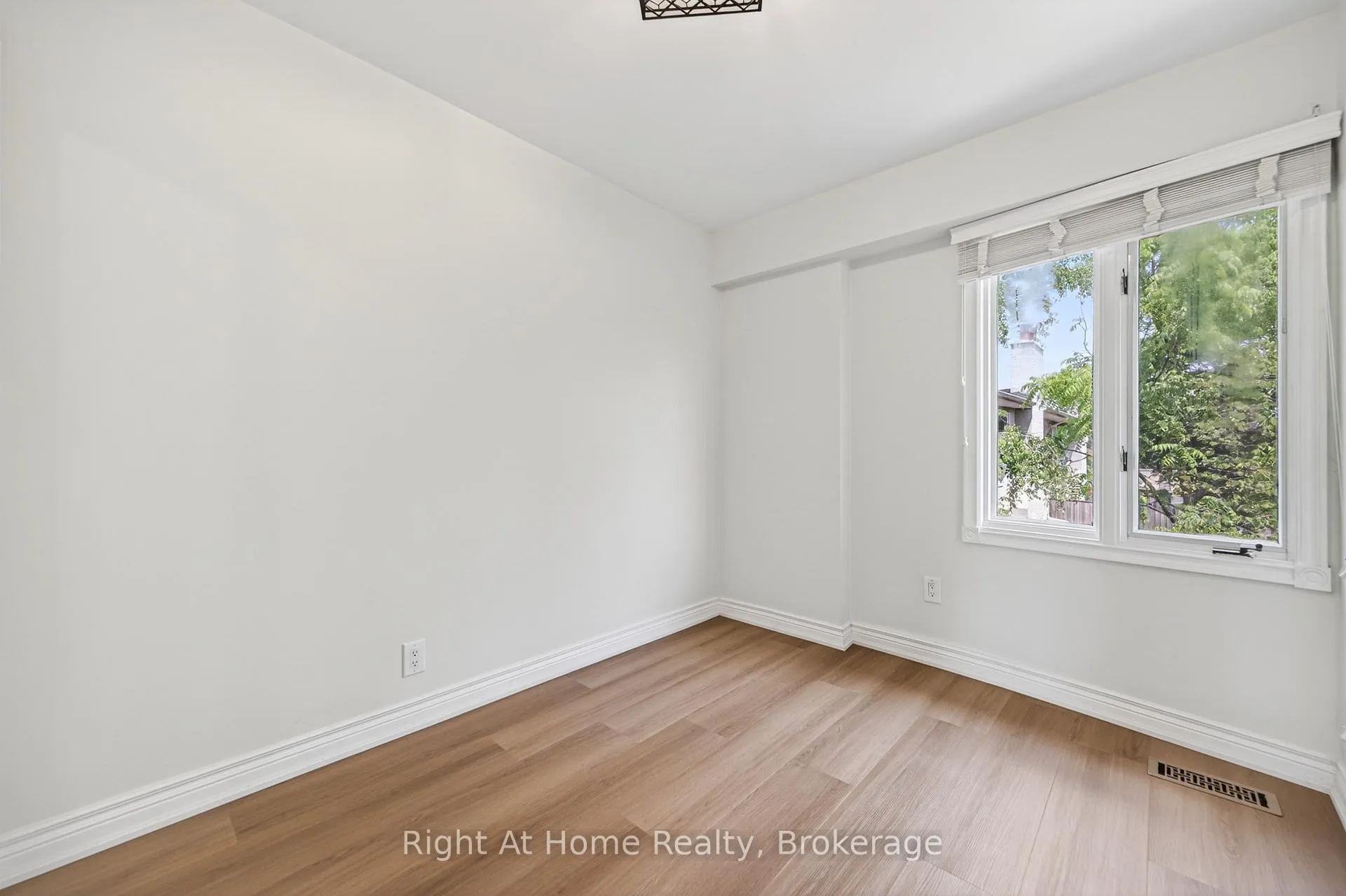 Photo 12 of 109 Brant Street, Oakville, Central — HOMEH