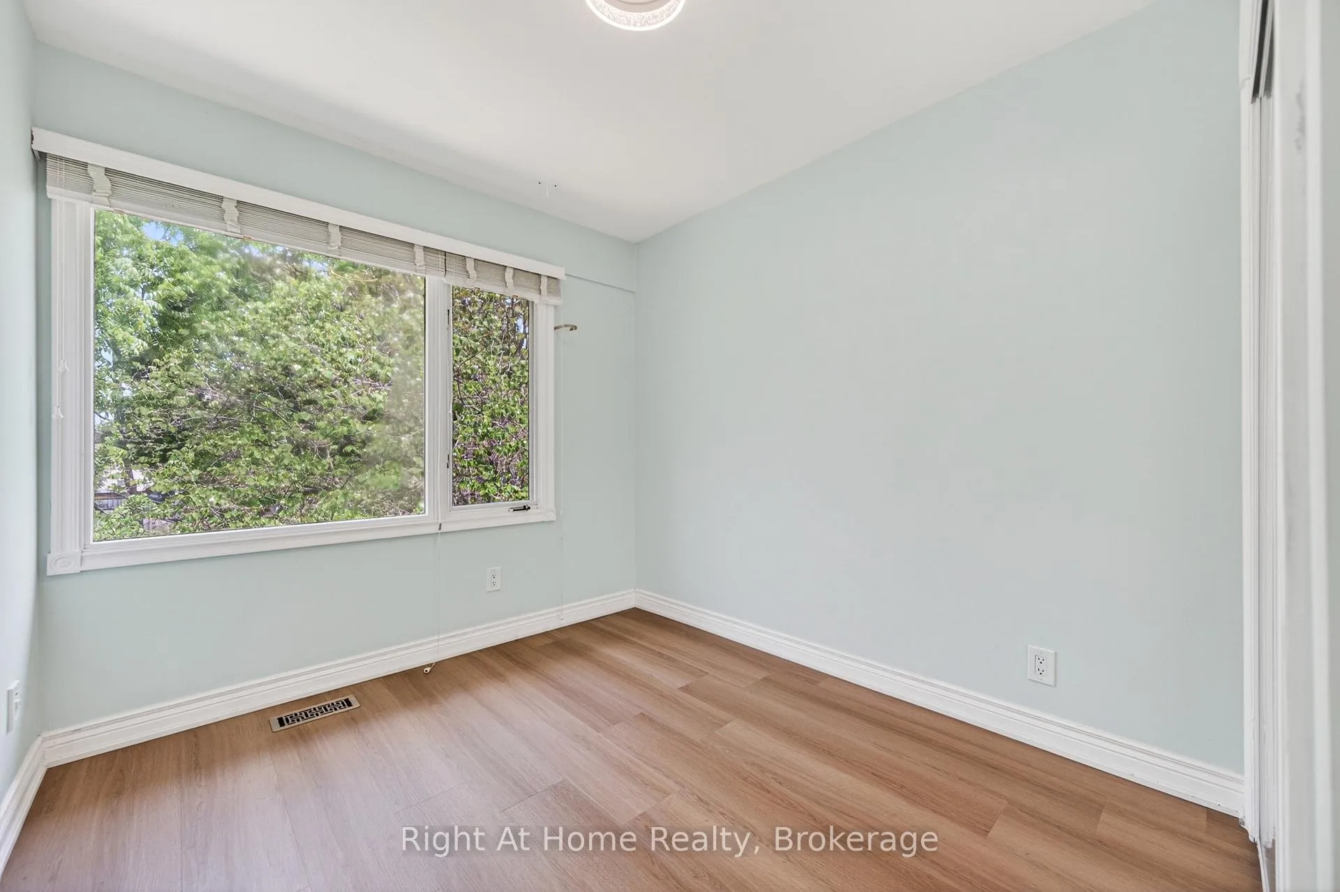 Photo 14 of 109 Brant Street, Oakville, Central — HOMEH