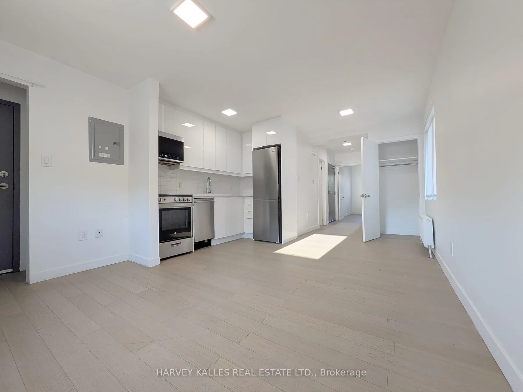 Photo 1 of Unit 5, 521 Browns Line, Etobicoke, Alderwood — HOMEH