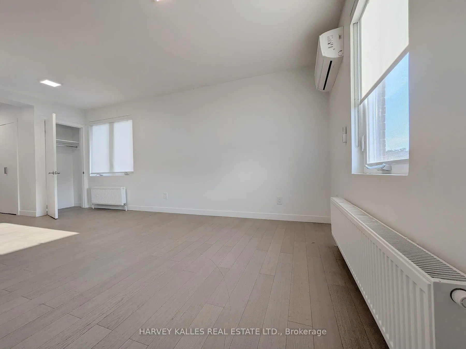 Photo 3 of Unit 5, 521 Browns Line, Etobicoke, Alderwood — HOMEH