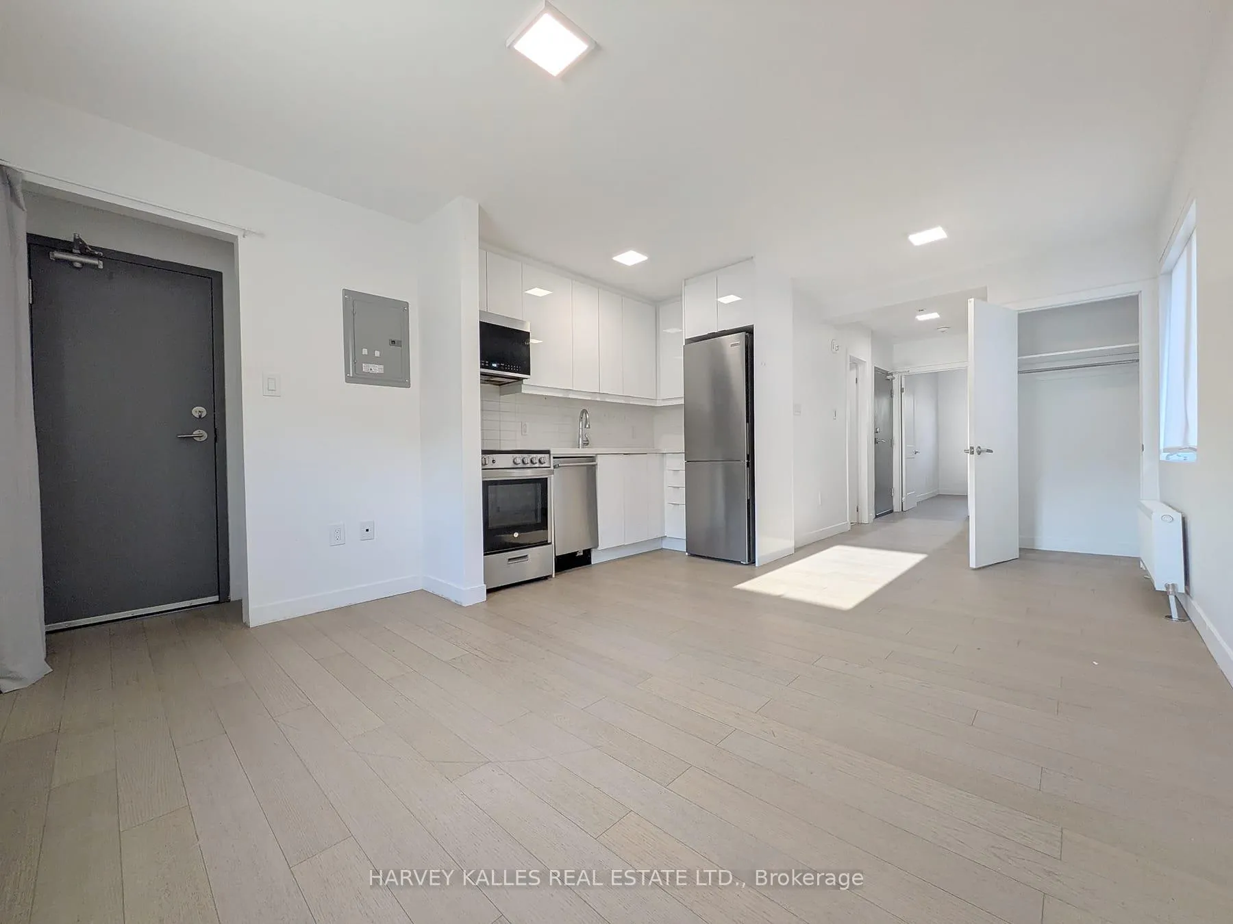 Photo 7 of Unit 5, 521 Browns Line, Etobicoke, Alderwood — HOMEH