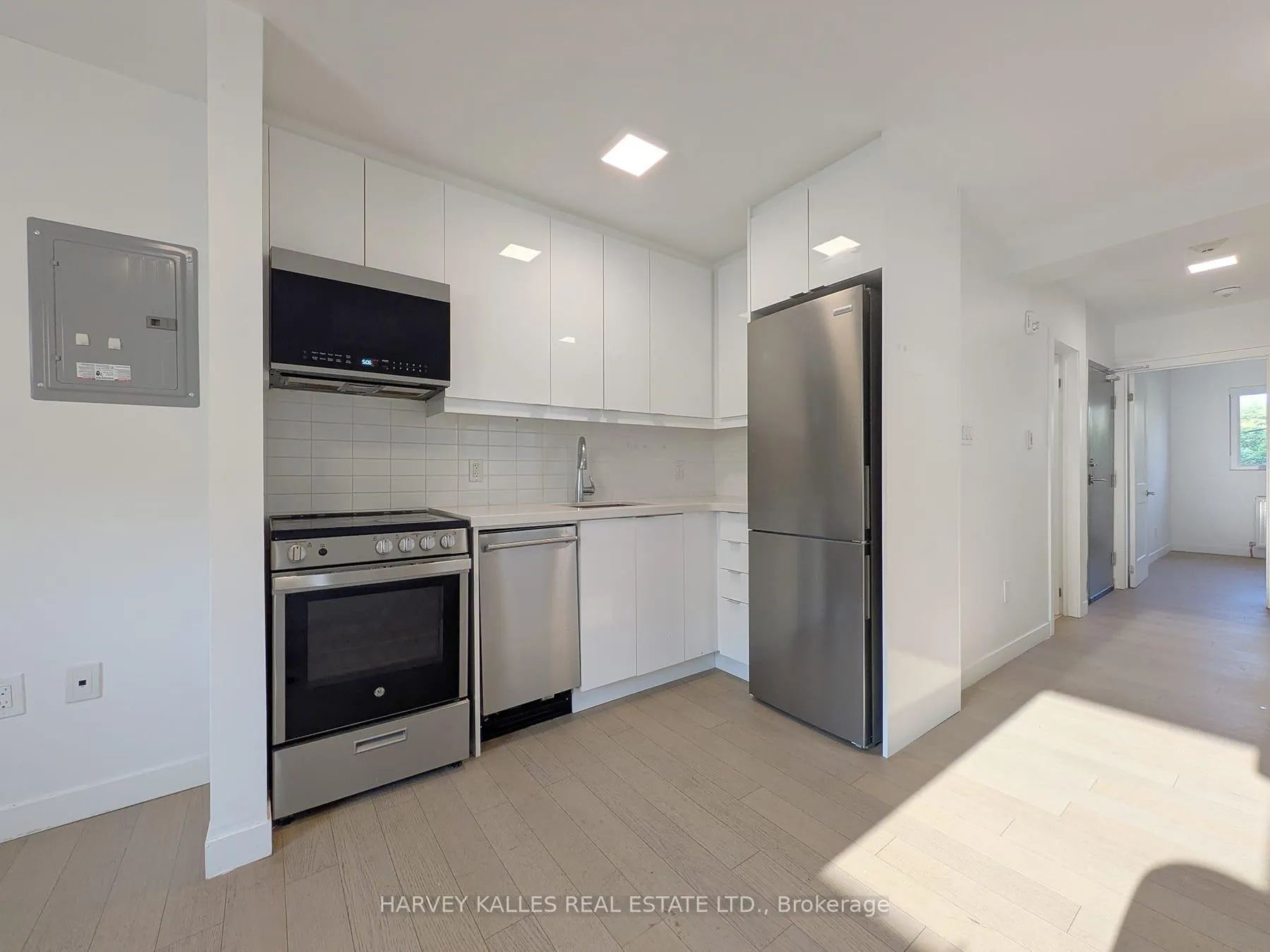 Photo 9 of Unit 5, 521 Browns Line, Etobicoke, Alderwood — HOMEH
