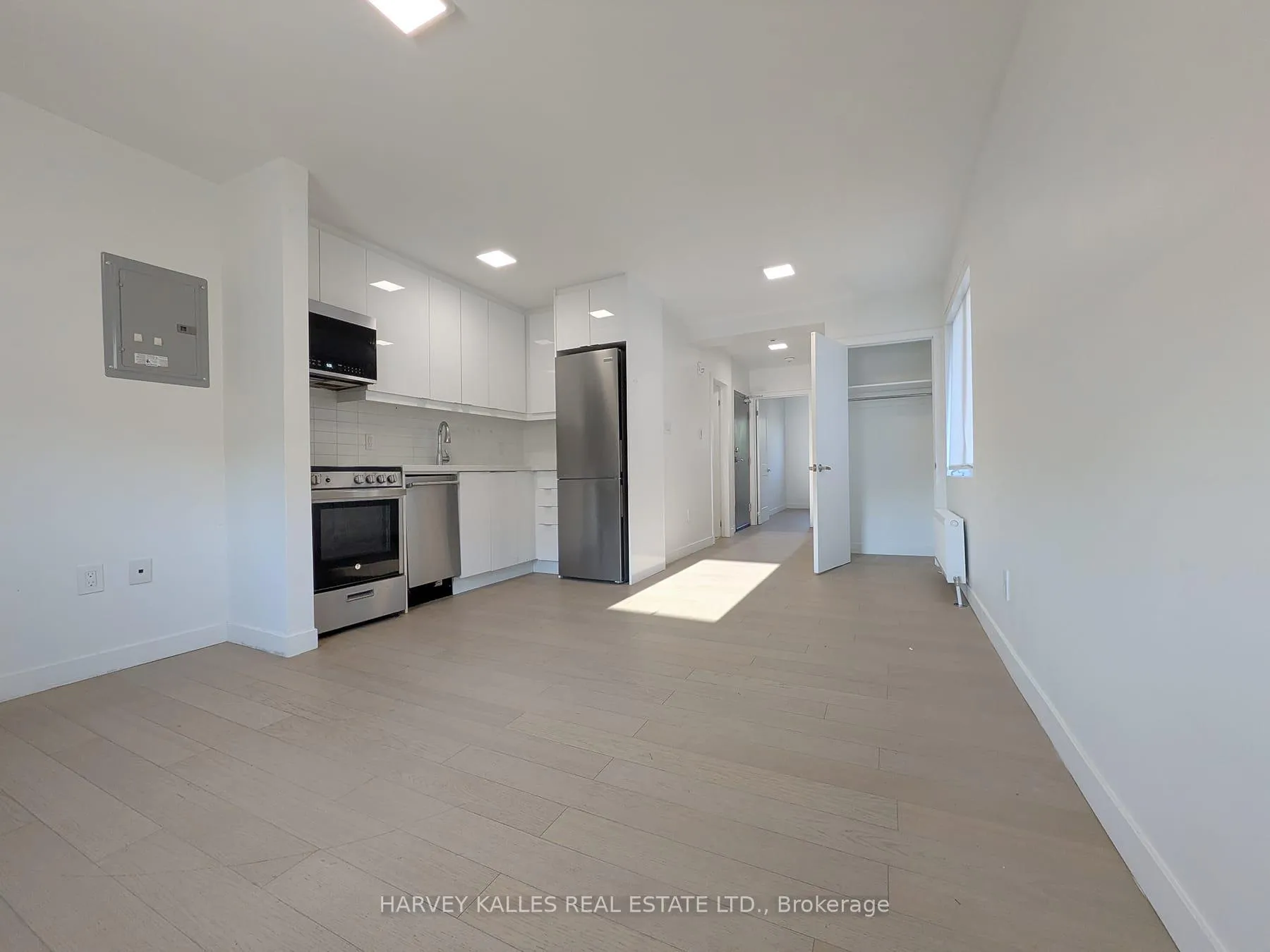 Photo 13 of Unit 5, 521 Browns Line, Etobicoke, Alderwood — HOMEH