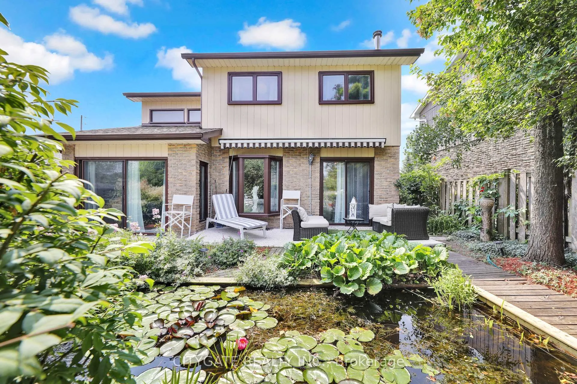 Front of 195 Ellwood Drive W