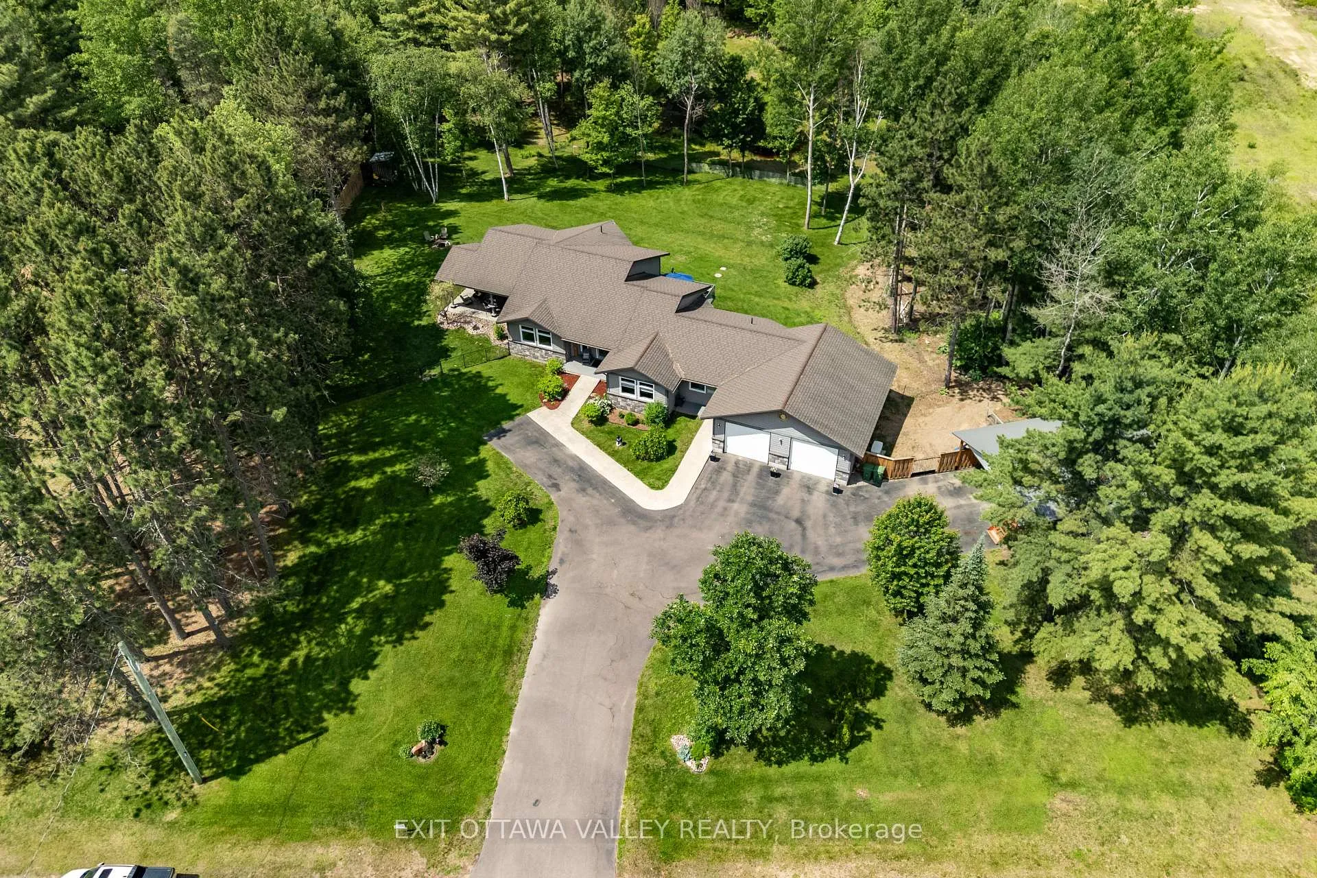 Photo 2 of 301 Doran Road, Petawawa, Petawawa — HOMEH