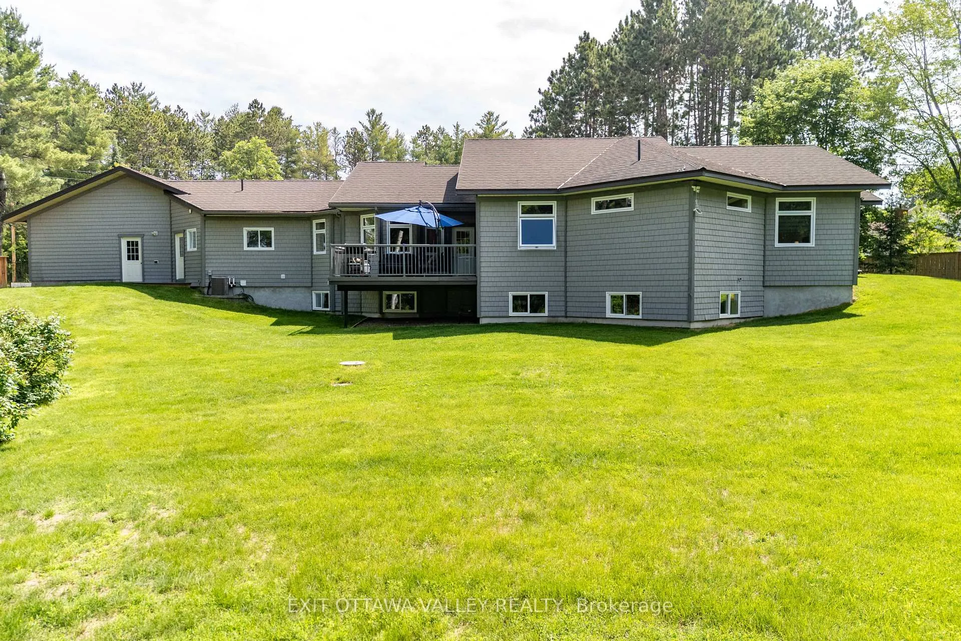 Photo 3 of 301 Doran Road, Petawawa, Petawawa — HOMEH
