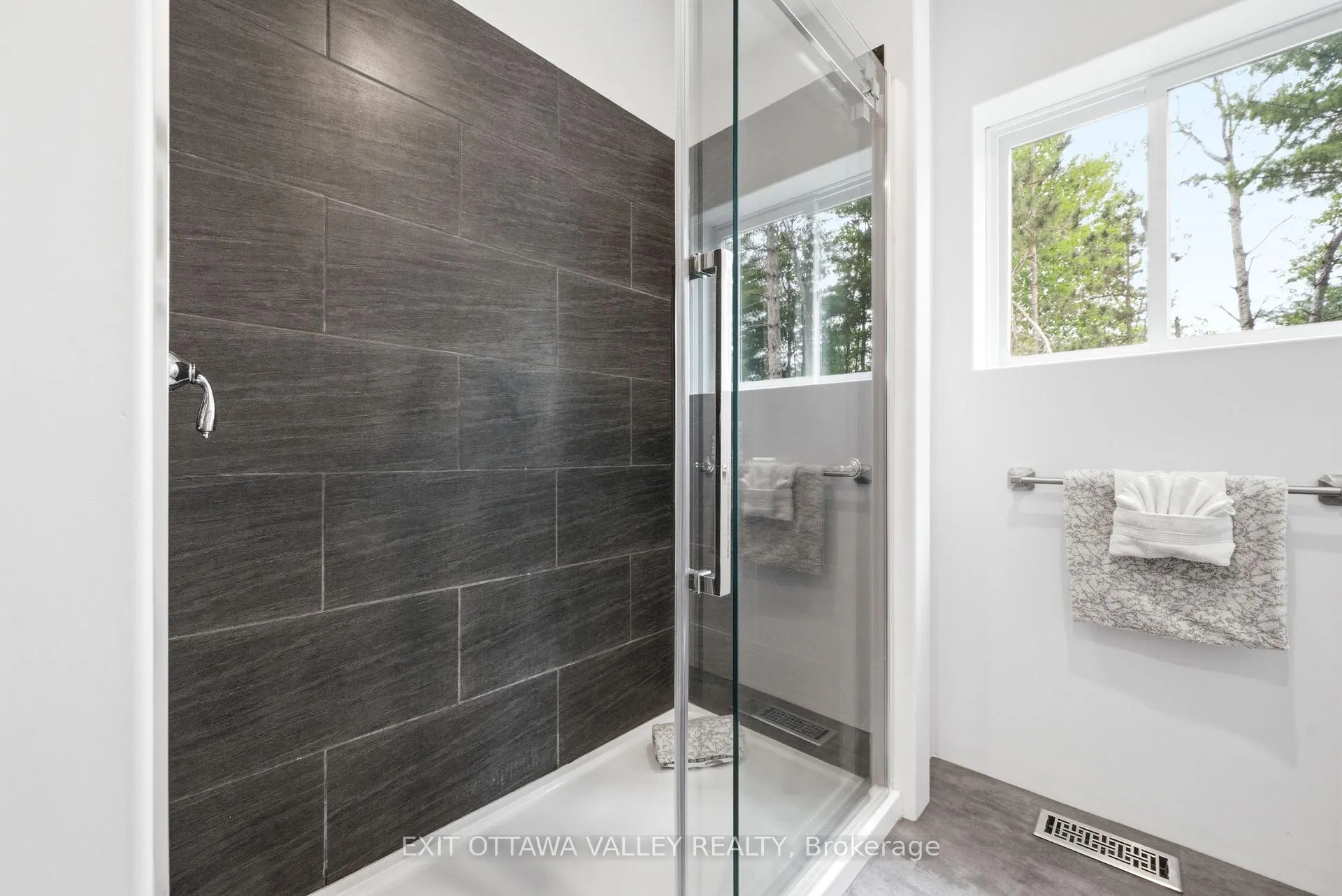 Photo 15 of 301 Doran Road, Petawawa, Petawawa — HOMEH