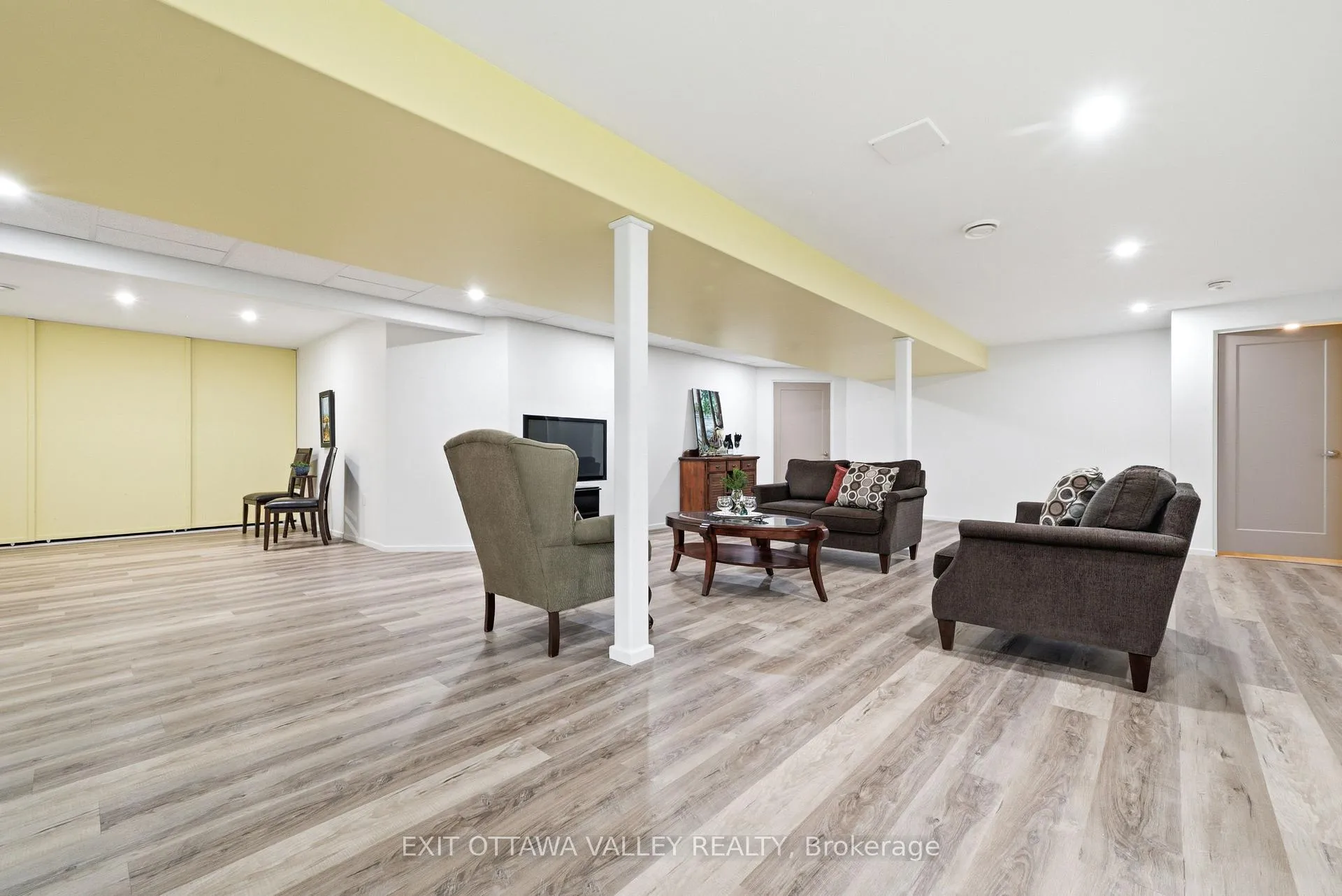 Photo 23 of 301 Doran Road, Petawawa, Petawawa — HOMEH