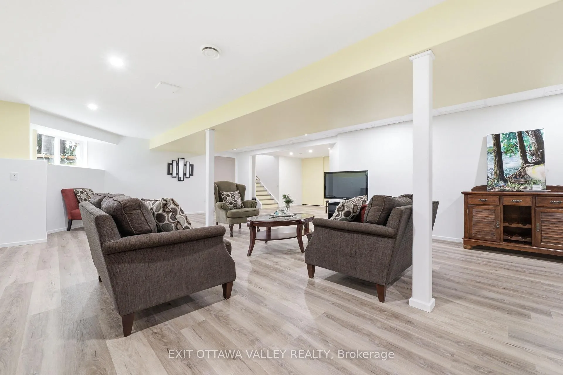 Photo 24 of 301 Doran Road, Petawawa, Petawawa — HOMEH