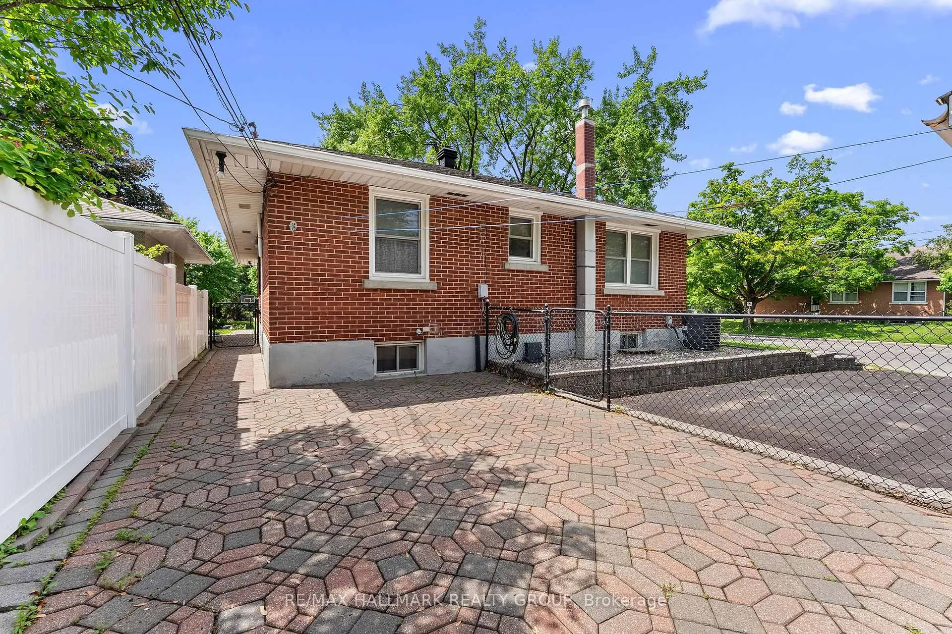 Photo 13 of 2075 Neepawa Avenue, Ottawa, Carlingwood — HOMEH