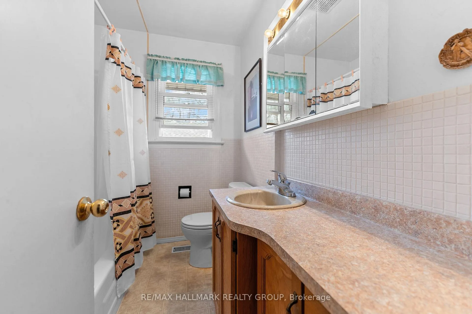 Photo 37 of 2075 Neepawa Avenue, Ottawa, Carlingwood — HOMEH