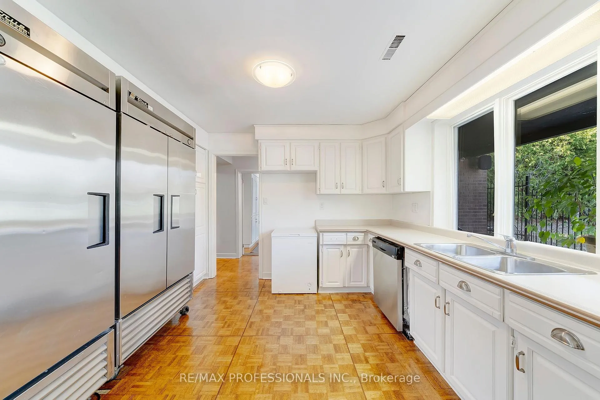 Photo 53 of 52 Courtsfield Crescent, Etobicoke, Edenbridge-Humber Valley — HOMEH