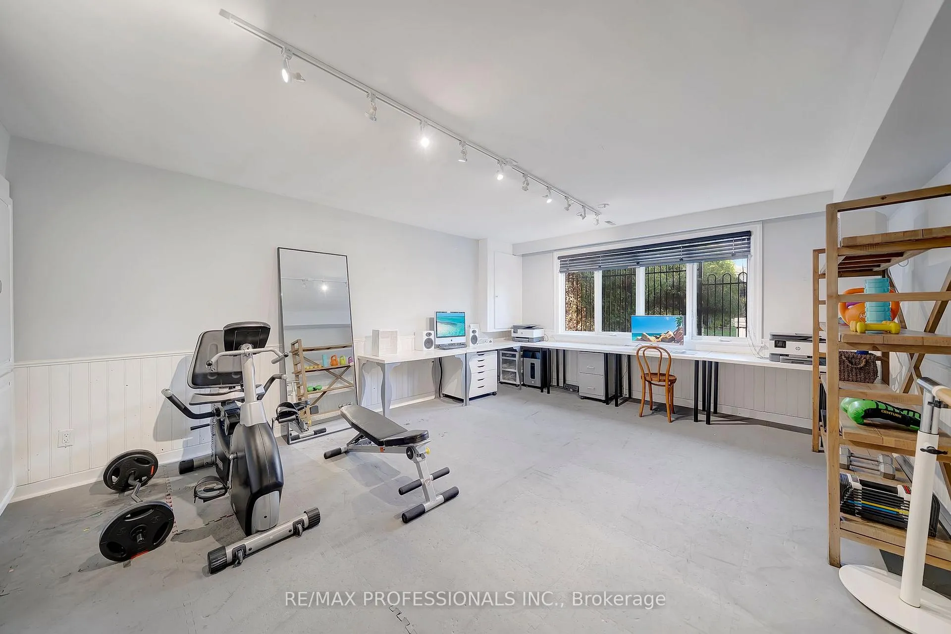 Photo 55 of 52 Courtsfield Crescent, Etobicoke, Edenbridge-Humber Valley — HOMEH