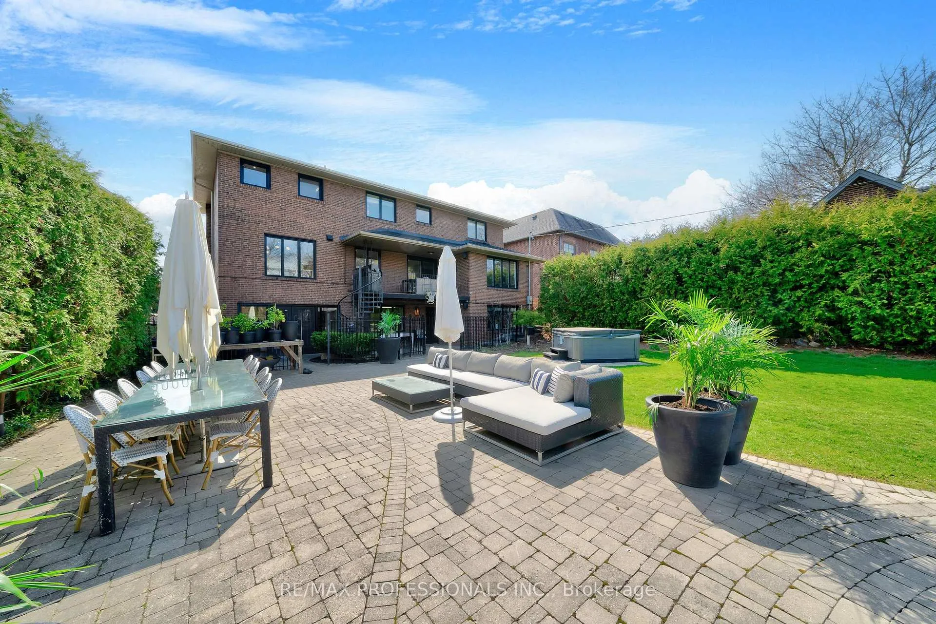 Photo 60 of 52 Courtsfield Crescent, Etobicoke, Edenbridge-Humber Valley — HOMEH