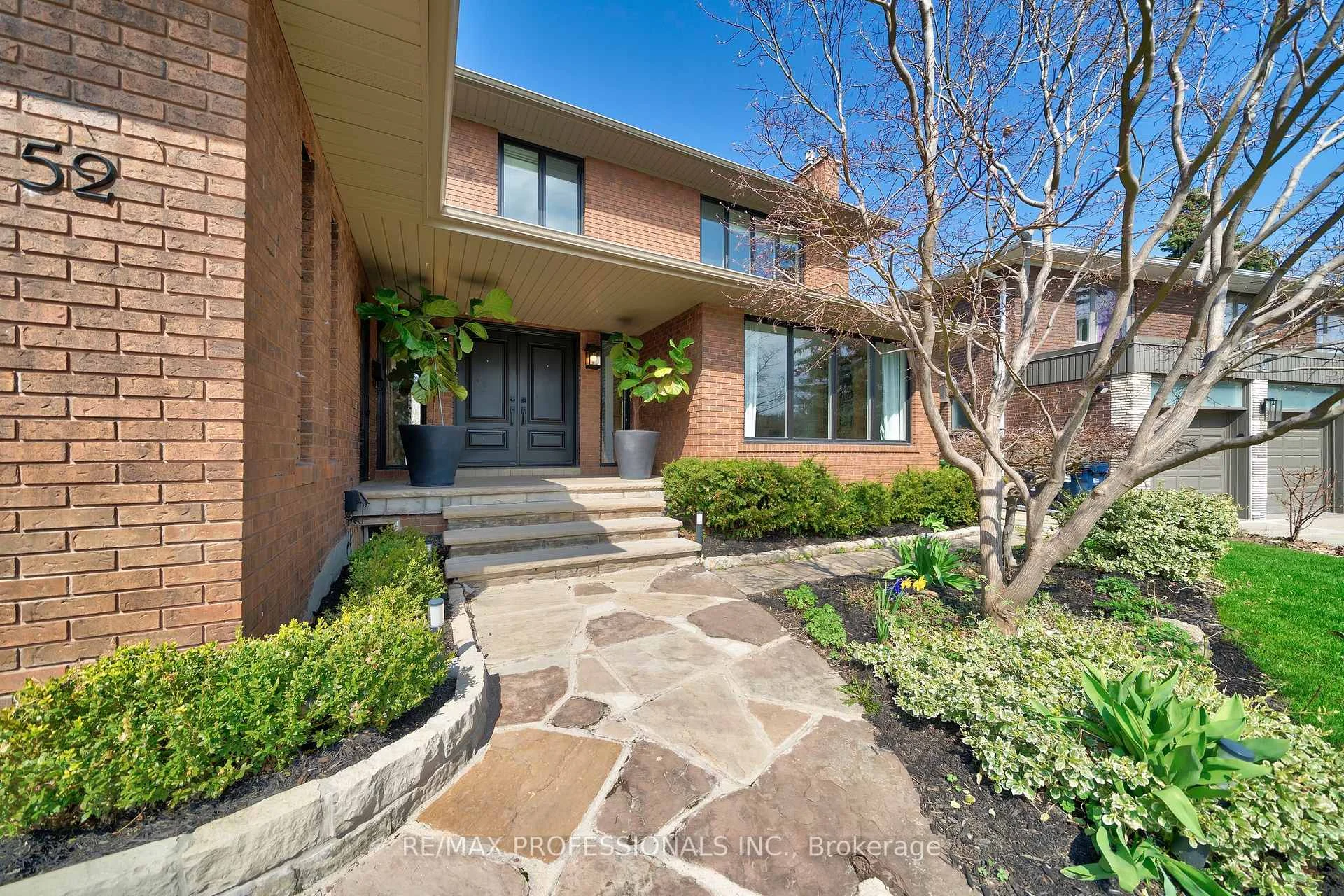 Photo 6 of 52 Courtsfield Crescent, Etobicoke, Edenbridge-Humber Valley — HOMEH