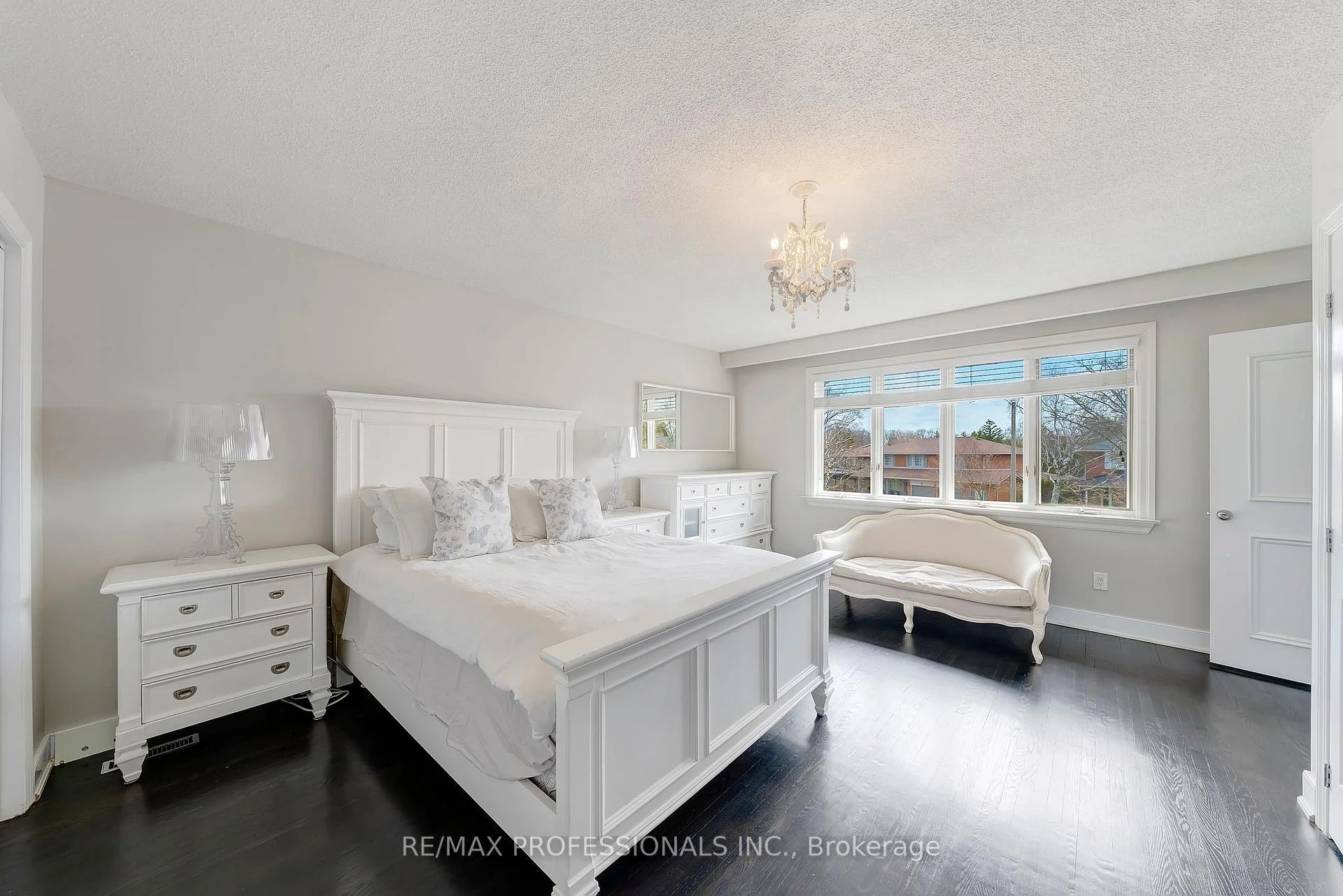 Photo 40 of 52 Courtsfield Crescent, Etobicoke, Edenbridge-Humber Valley — HOMEH