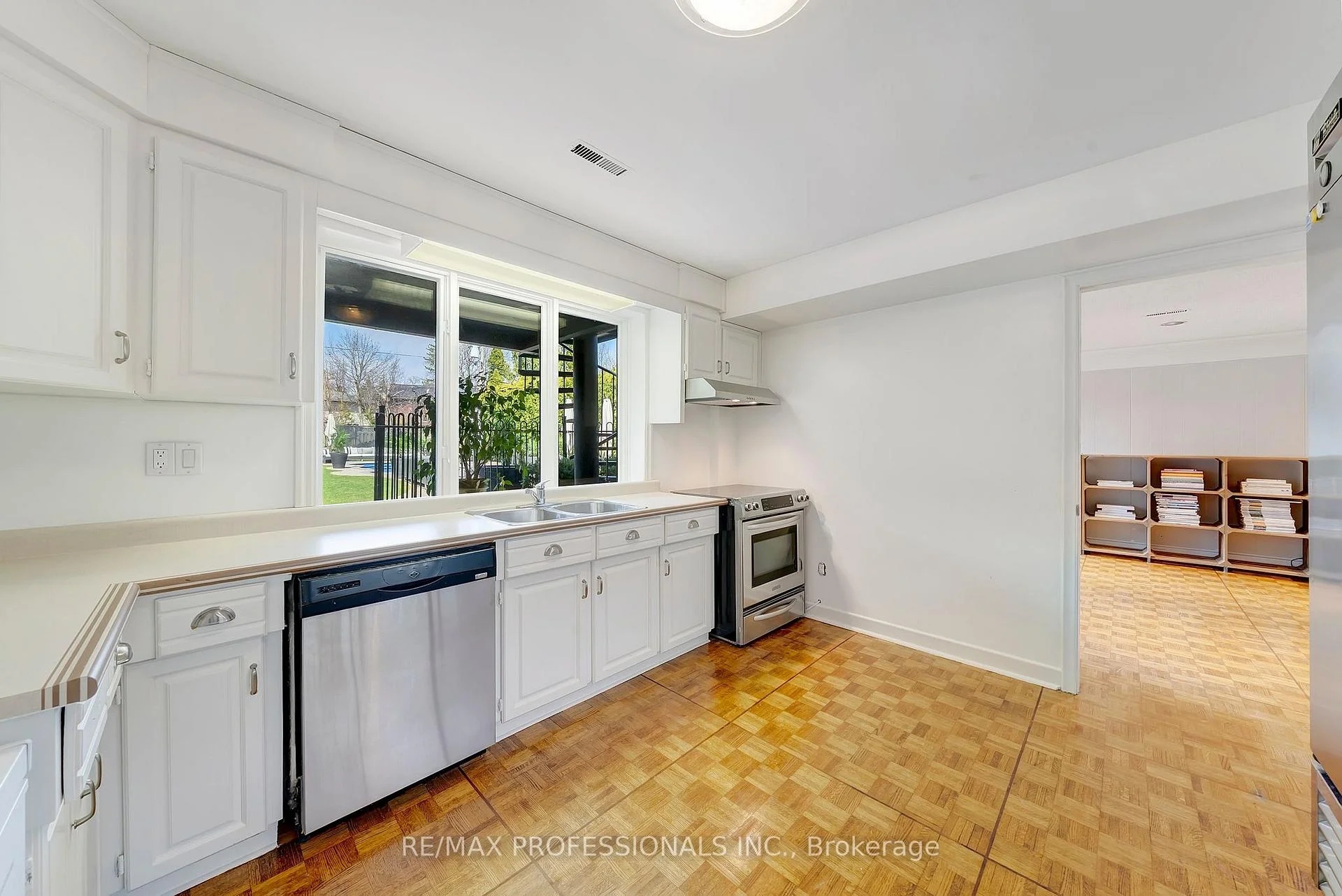 Photo 48 of 52 Courtsfield Crescent, Etobicoke, Edenbridge-Humber Valley — HOMEH