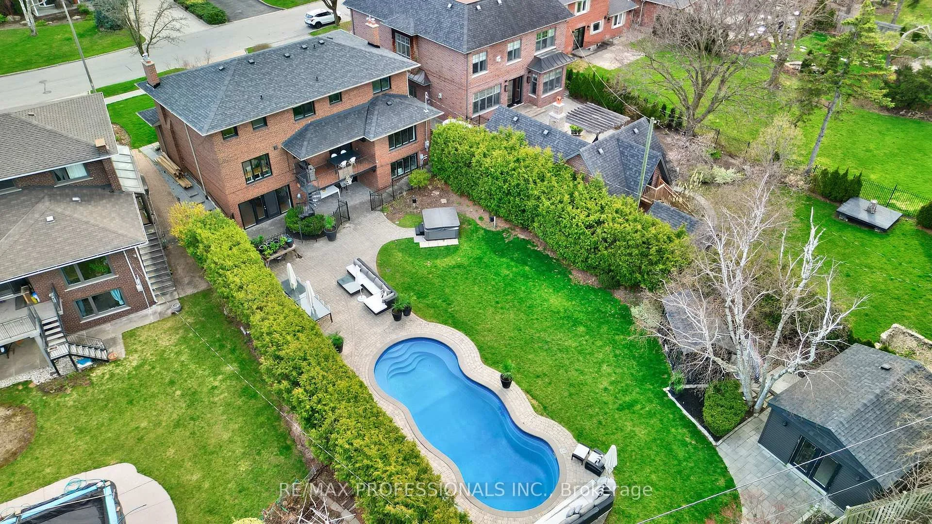 Photo 58 of 52 Courtsfield Crescent, Etobicoke, Edenbridge-Humber Valley — HOMEH