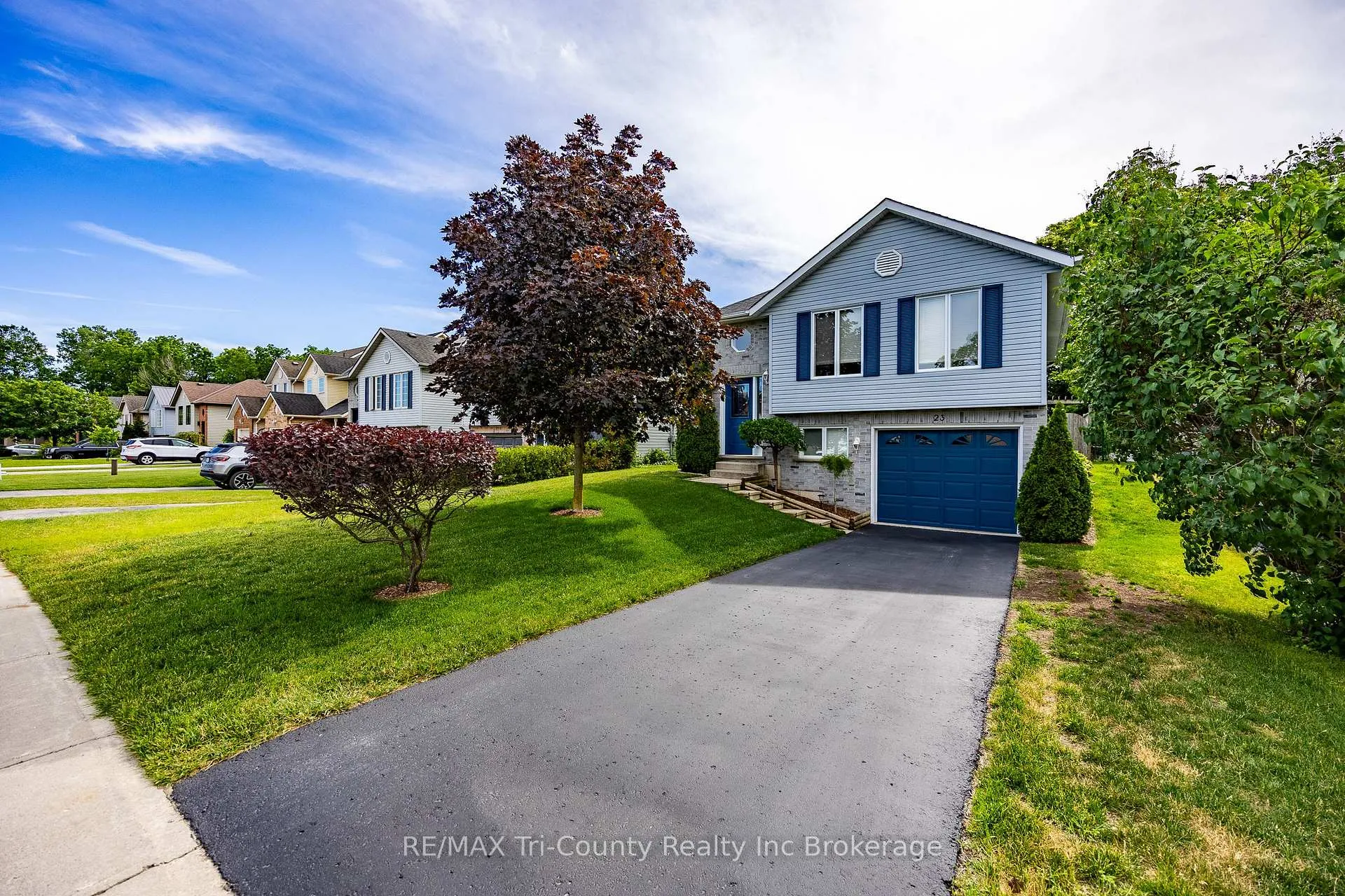 Photo 2 of 23 Magnolia Drive, Tillsonburg — HOMEH