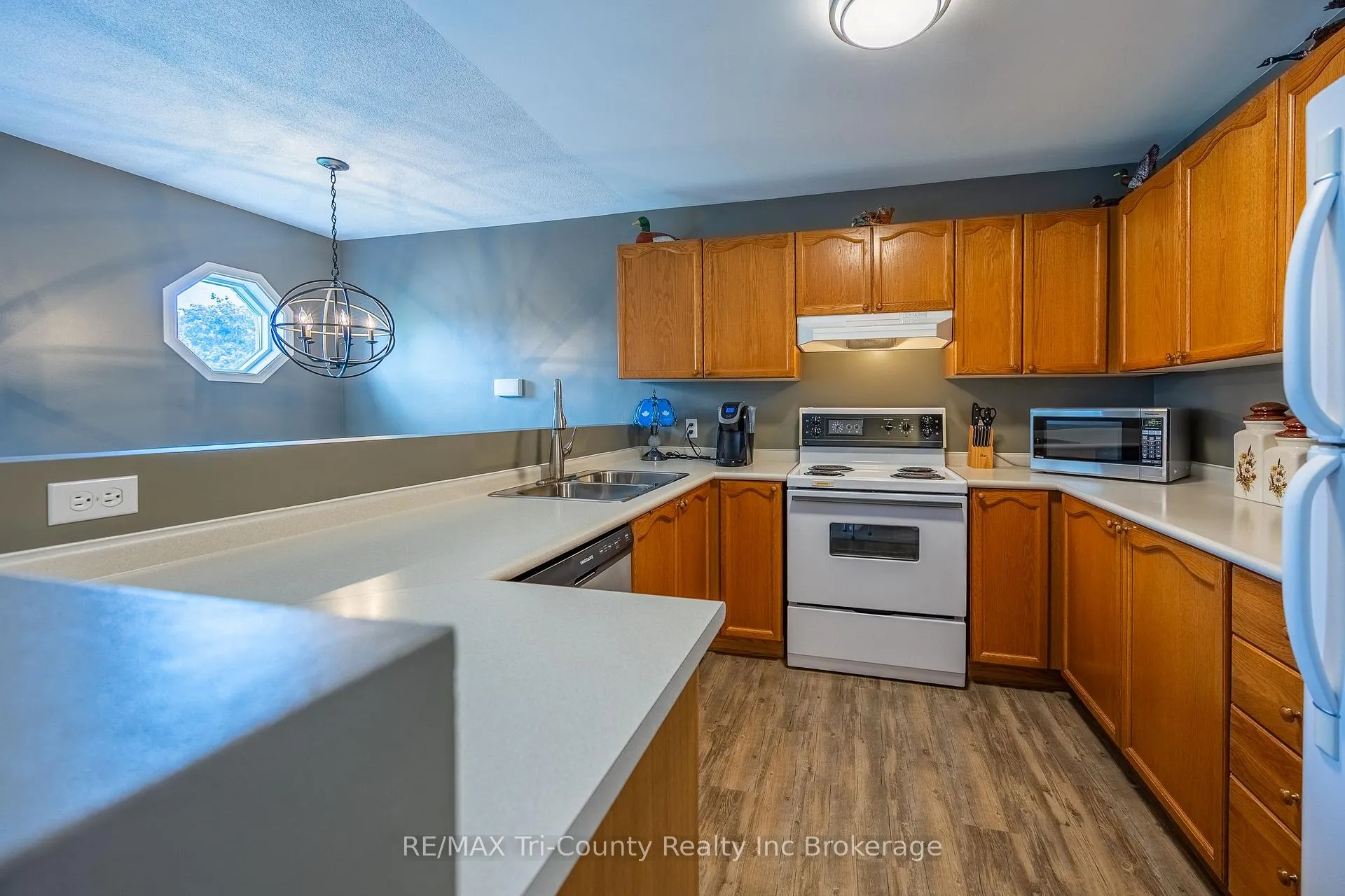 Photo 6 of 23 Magnolia Drive, Tillsonburg — HOMEH