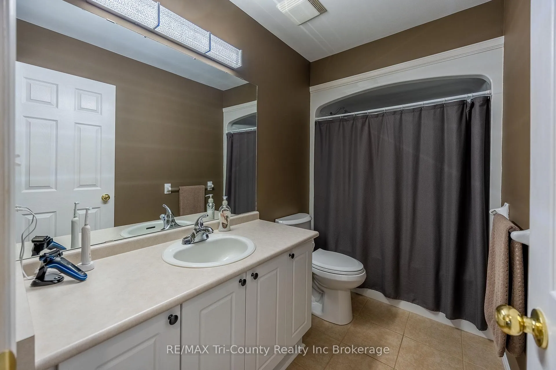 Photo 10 of 23 Magnolia Drive, Tillsonburg — HOMEH