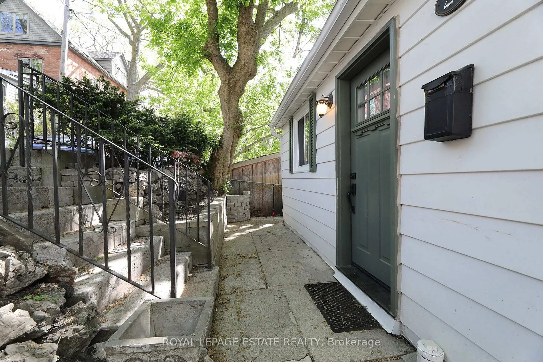 Photo 2 of 27 Sycamore Place, Toronto, The Beaches — HOMEH