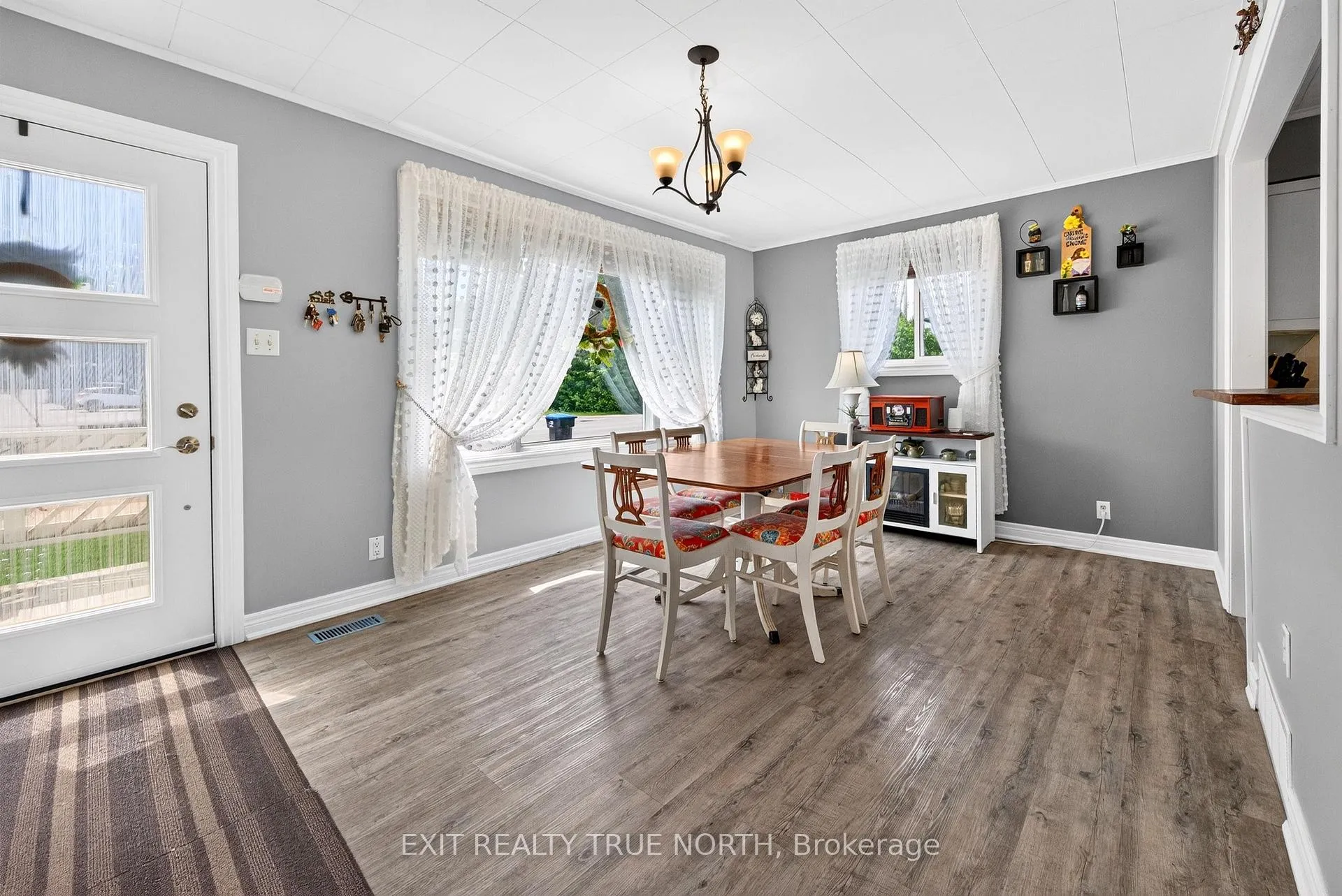 Photo 3 of 320 Yonge Street, Midland — HOMEH