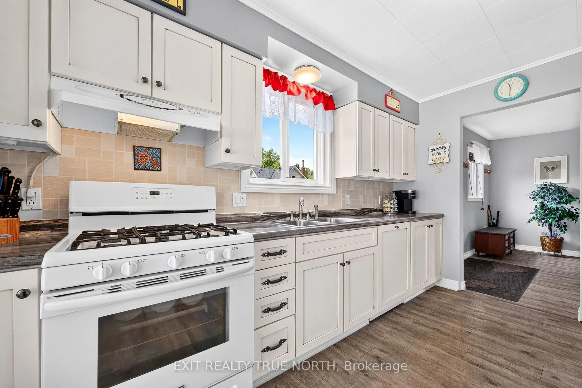 Photo 16 of 320 Yonge Street, Midland — HOMEH