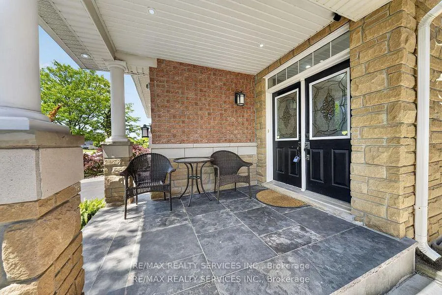 Photo 4 of 98 Saffron Crescent, Brampton, Bramalea North Industrial — HOMEH