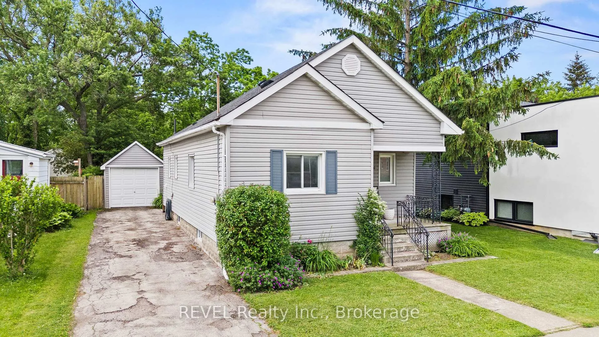 Photo 2 of 20 Monck Street, St. Catharines, Western Hill — HOMEH