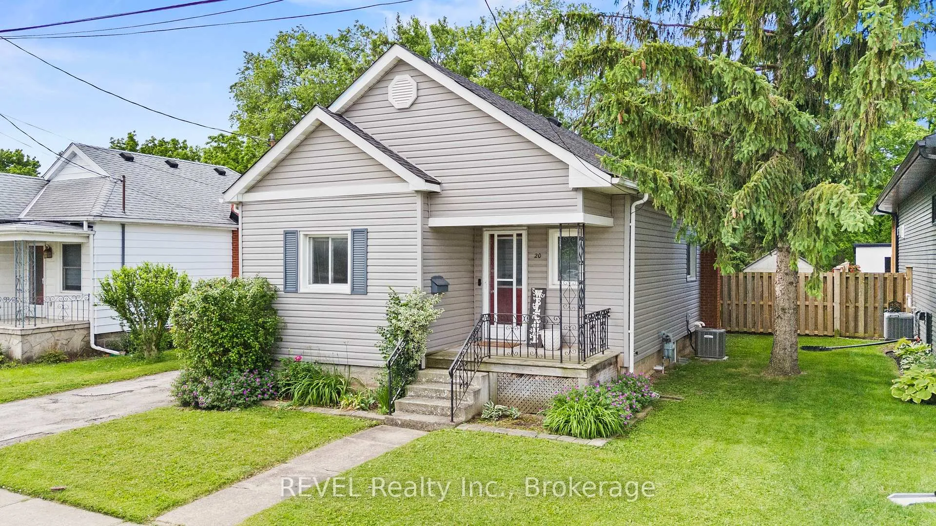 Photo 3 of 20 Monck Street, St. Catharines, Western Hill — HOMEH