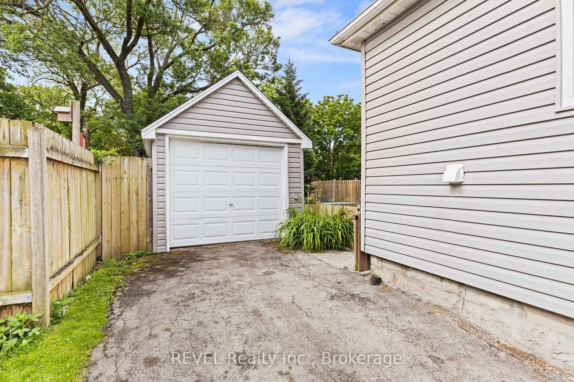 Photo 4 of 20 Monck Street, St. Catharines, Western Hill — HOMEH