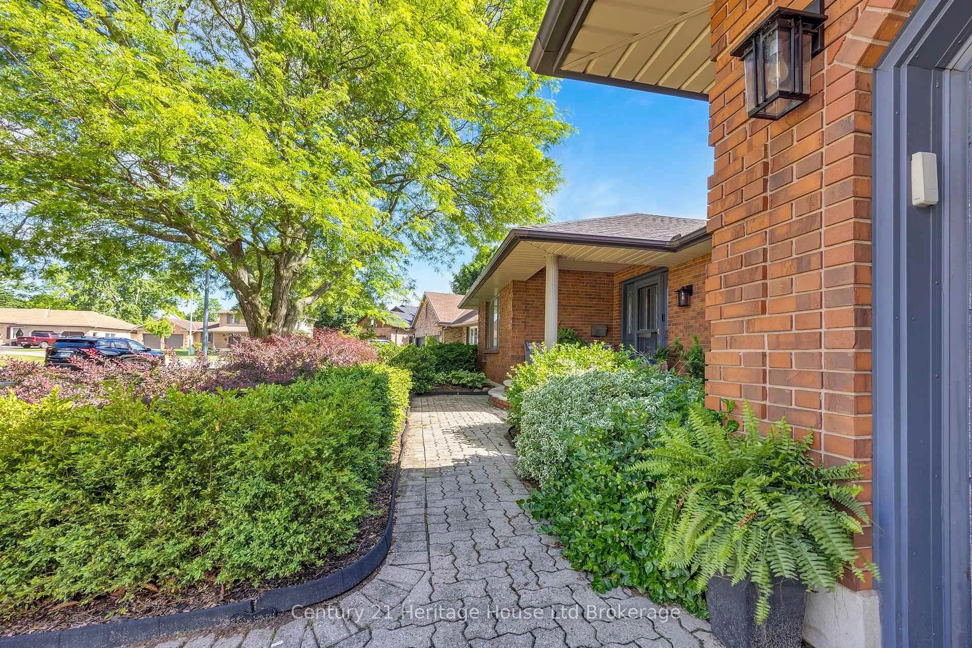 Photo 3 of 42 Alexander Avenue, Tillsonburg — HOMEH