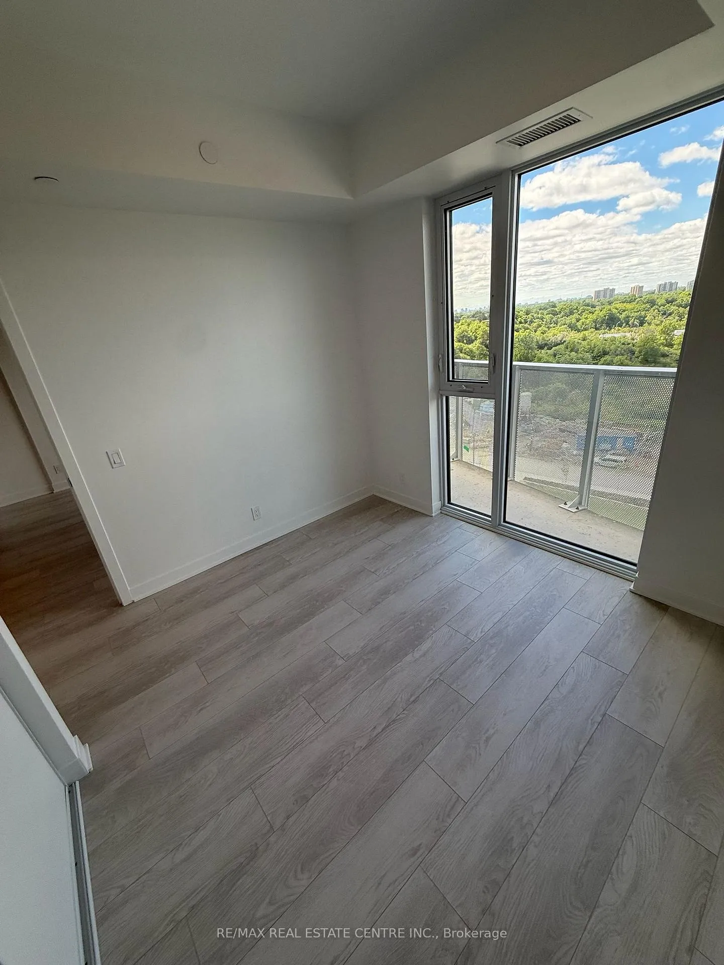 Photo 7 of Unit 806, 10 Flavelle Trail, Vaughan, Steeles West Industrial — HOMEH