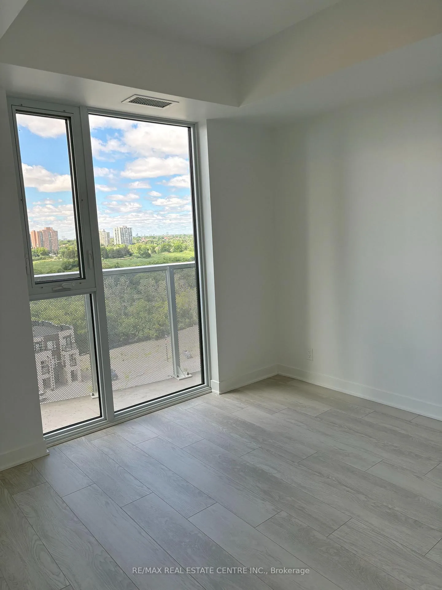 Photo 11 of Unit 806, 10 Flavelle Trail, Vaughan, Steeles West Industrial — HOMEH