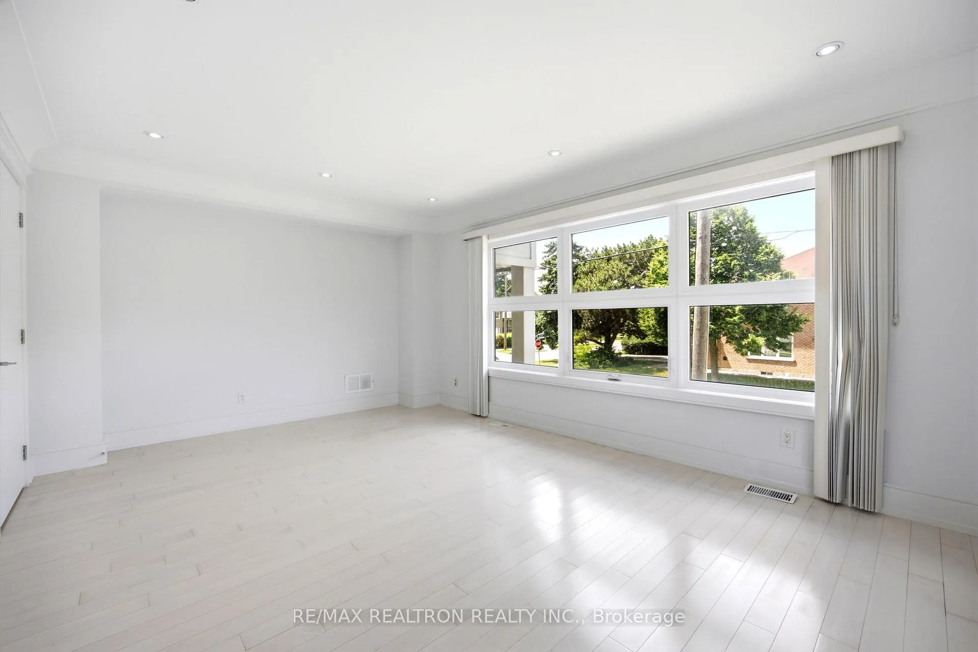 Photo 11 of 138 Almore Avenue, North York, Clanton Park — HOMEH