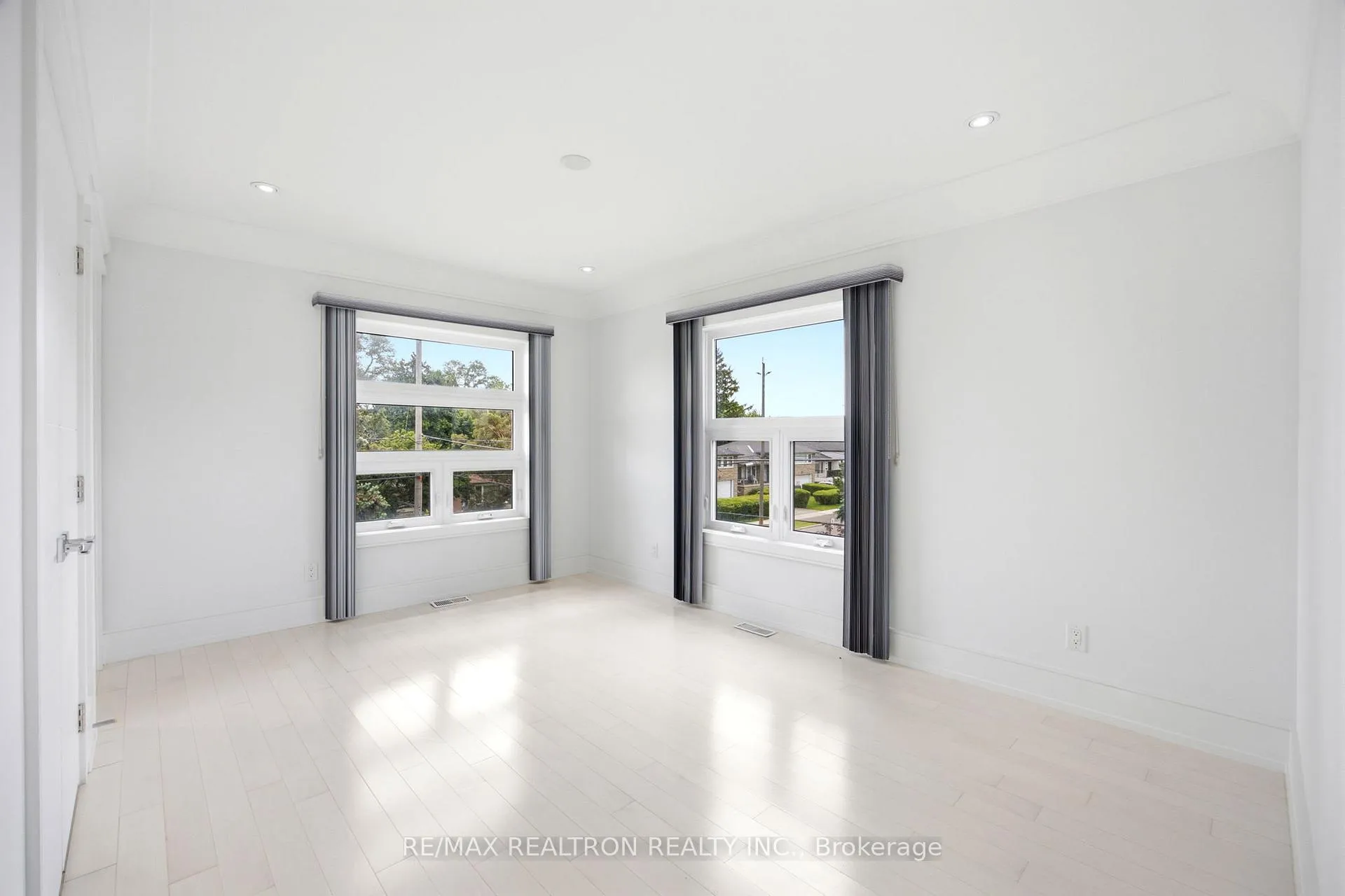 Photo 16 of 138 Almore Avenue, North York, Clanton Park — HOMEH