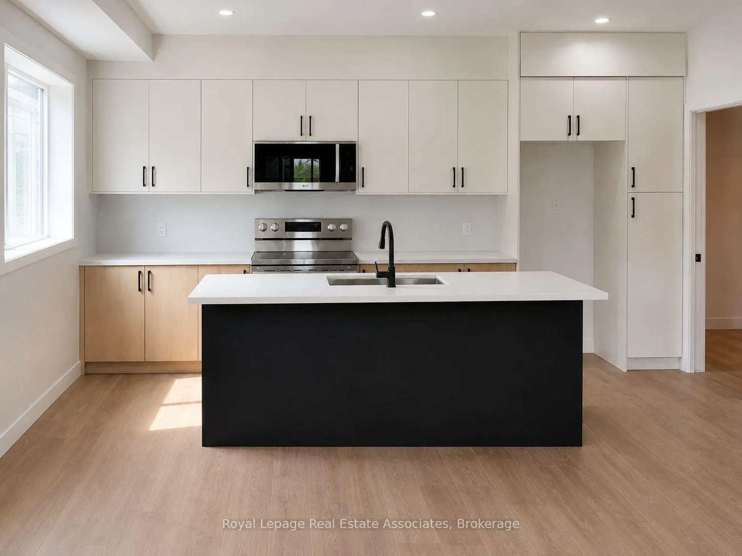 Photo 2 of Unit 4, 17 White Avenue, Toronto, Rockcliffe-Smythe — HOMEH