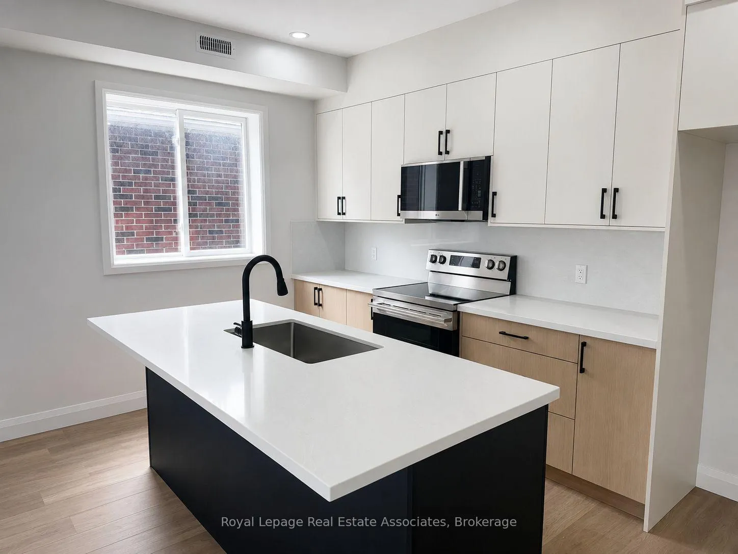 Photo 3 of Unit 4, 17 White Avenue, Toronto, Rockcliffe-Smythe — HOMEH