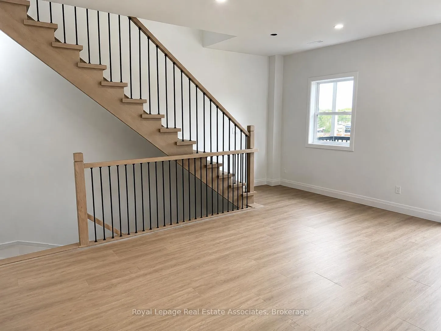 Photo 4 of Unit 4, 17 White Avenue, Toronto, Rockcliffe-Smythe — HOMEH