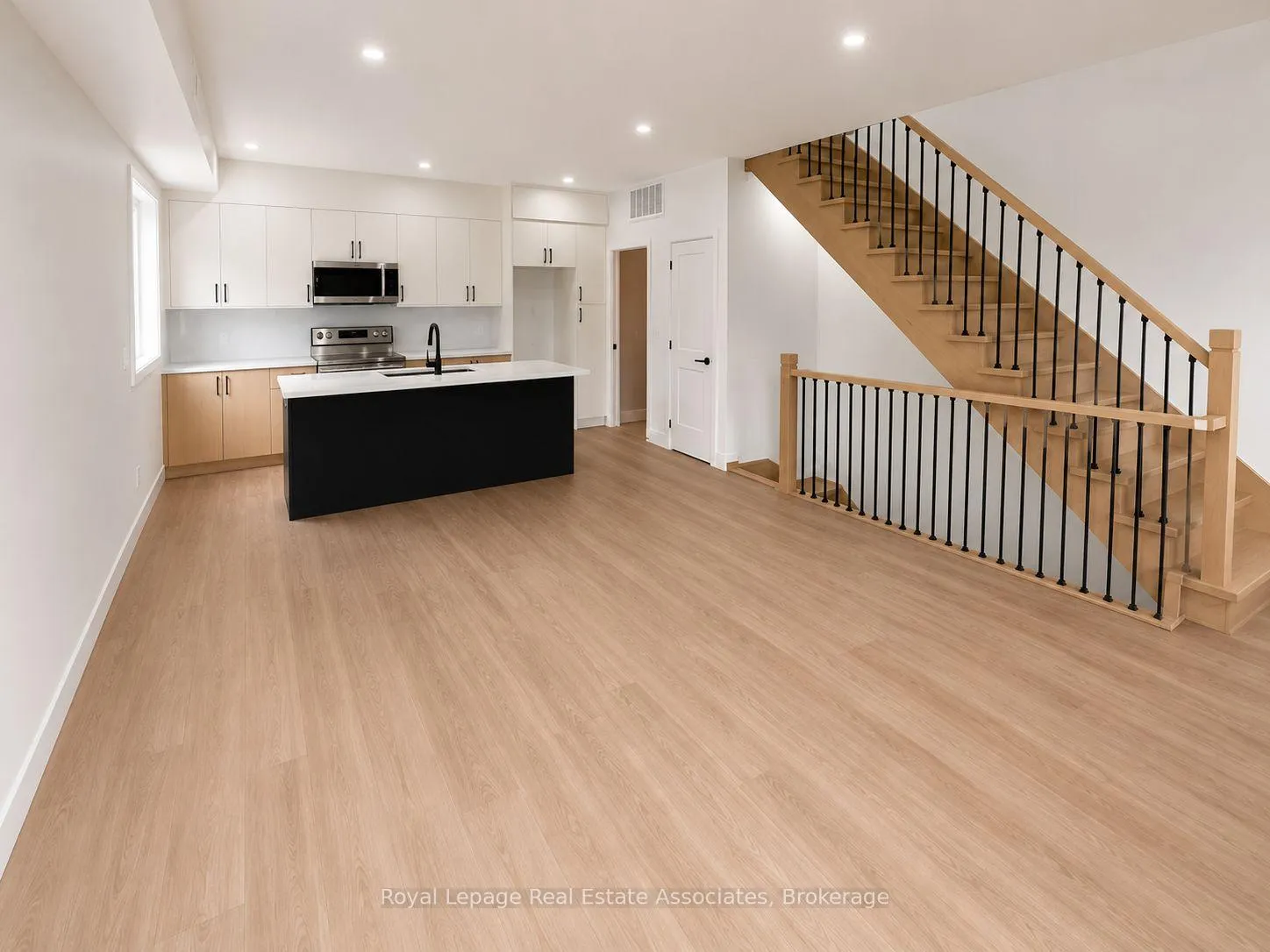 Photo 5 of Unit 4, 17 White Avenue, Toronto, Rockcliffe-Smythe — HOMEH